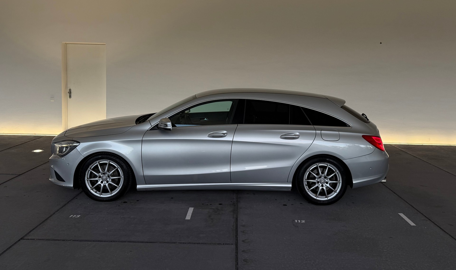 MERCEDES-BENZ CLA Shooting Brake 180 7G-DCT-image-1