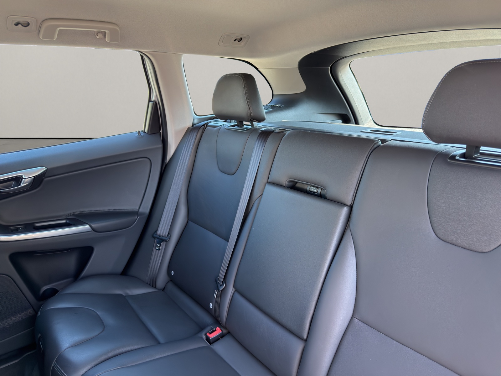 VOLVO XC60 2.4 D4 Summum AWD S/S-image-12