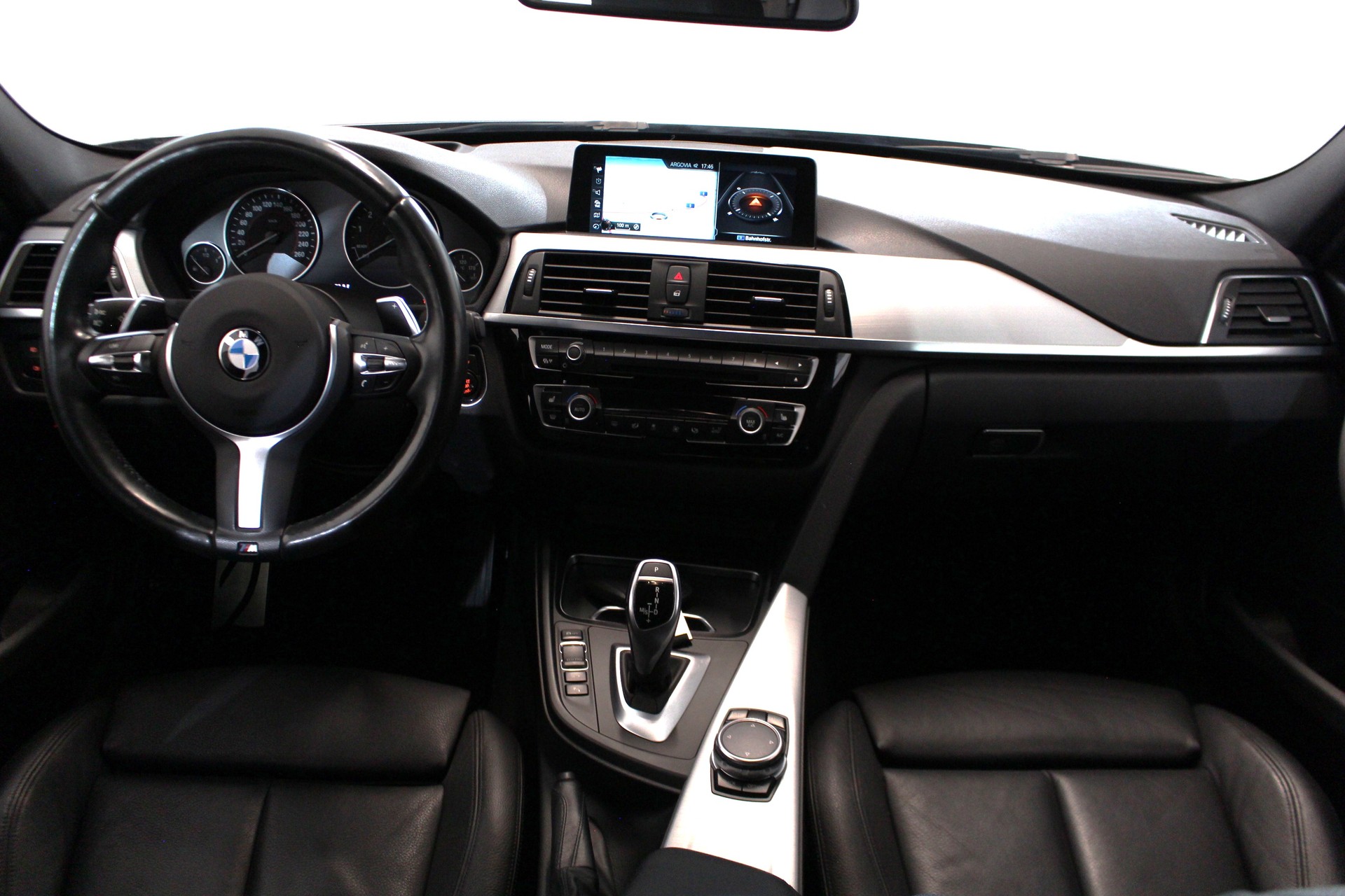 BMW 320i Essential Ed. xDrive SAG Tourin-image-12