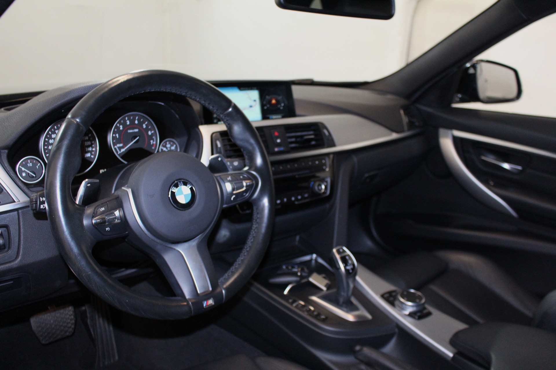 BMW 320i Essential Ed. xDrive SAG Tourin-image-11