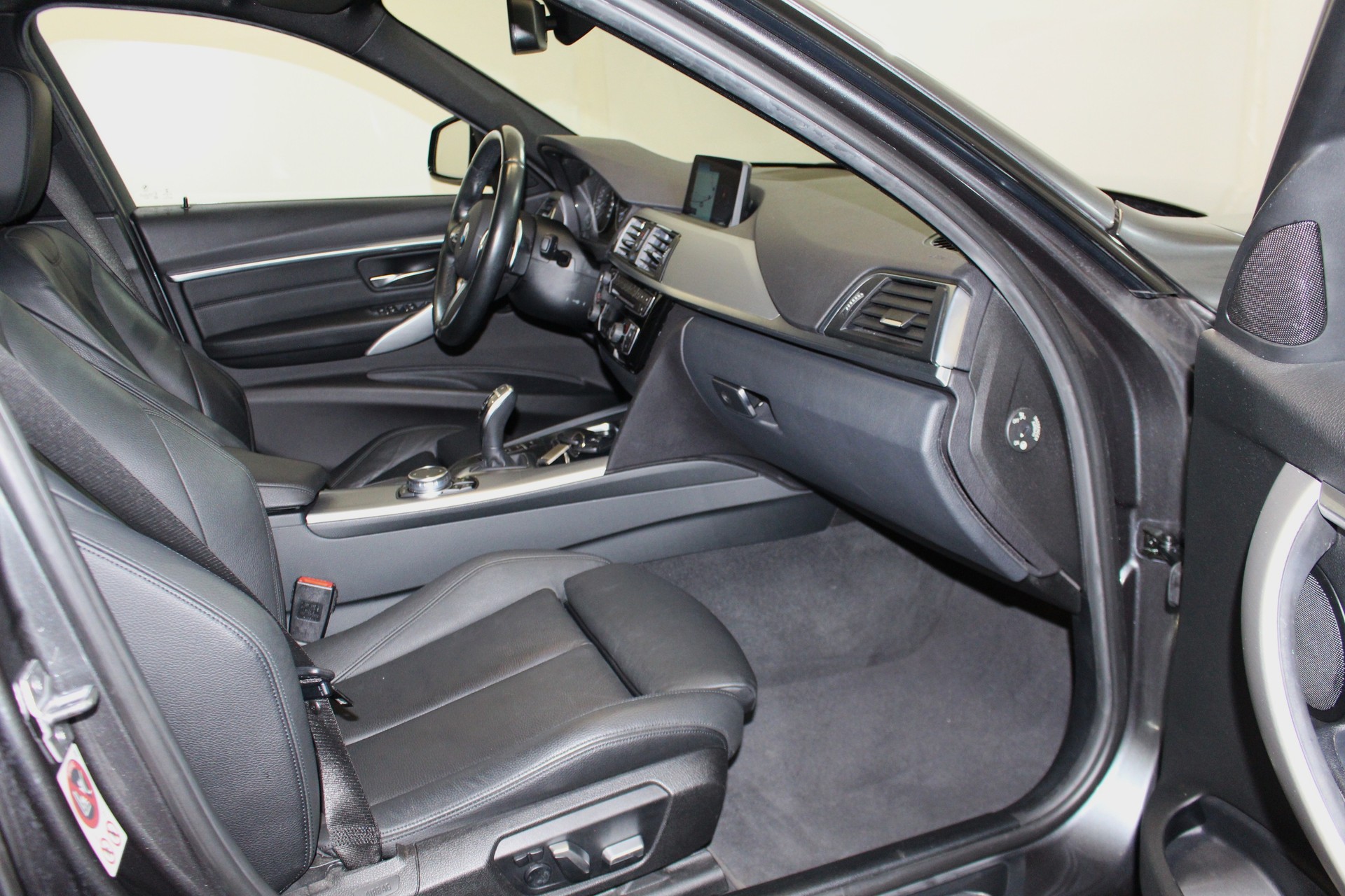 BMW 320i Essential Ed. xDrive SAG Tourin-image-10