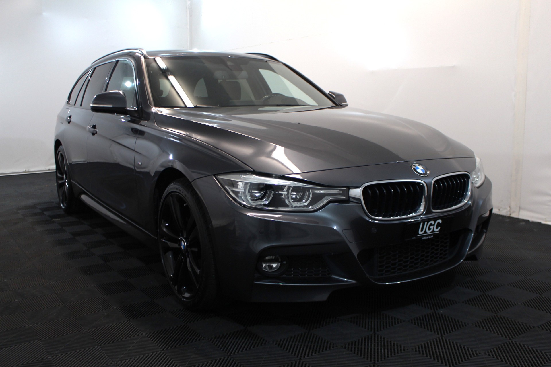 BMW 320i Essential Ed. xDrive SAG Tourin-image-0