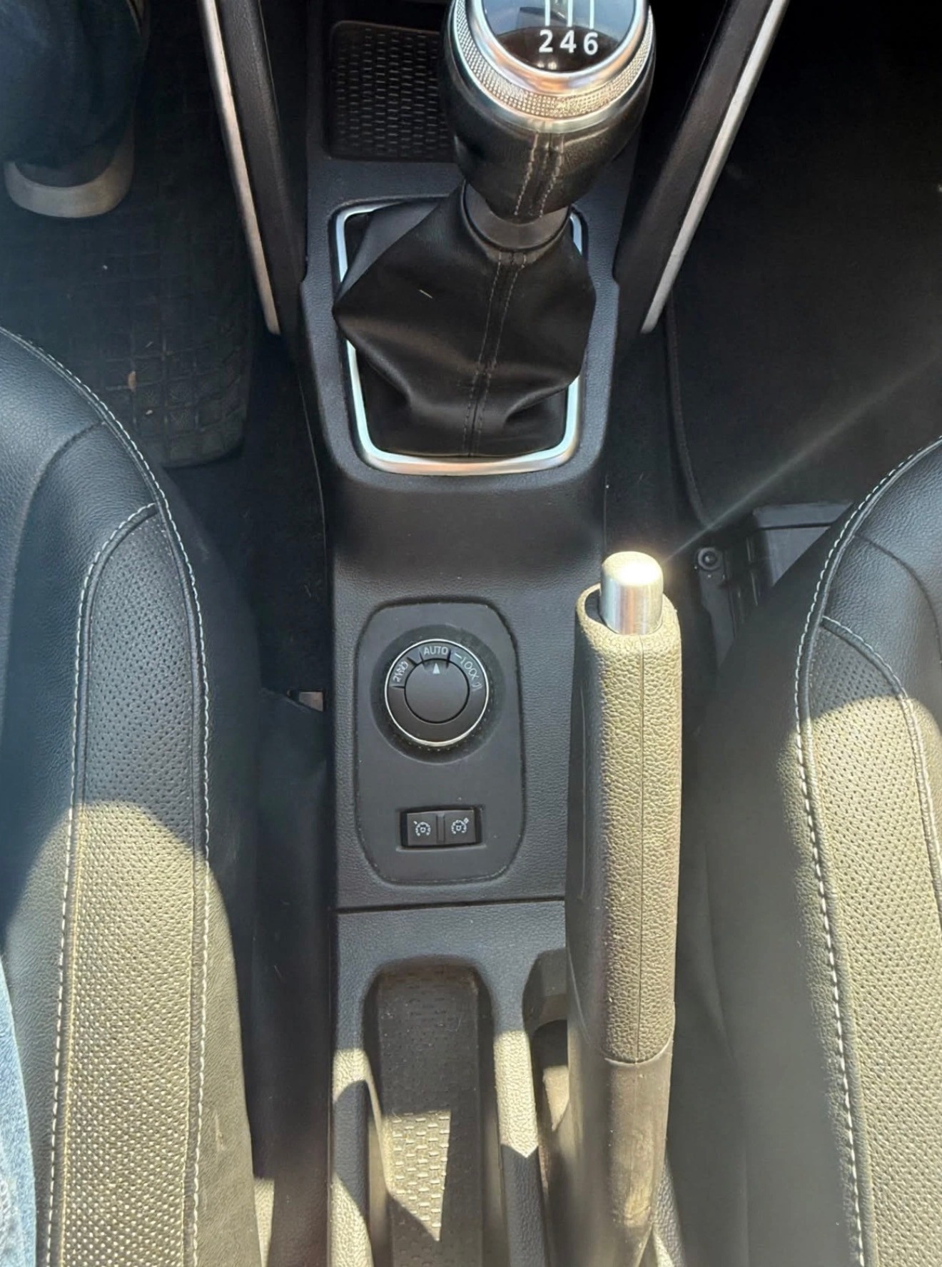 DACIA Duster dCi 115 Celebration 4x4-image-4