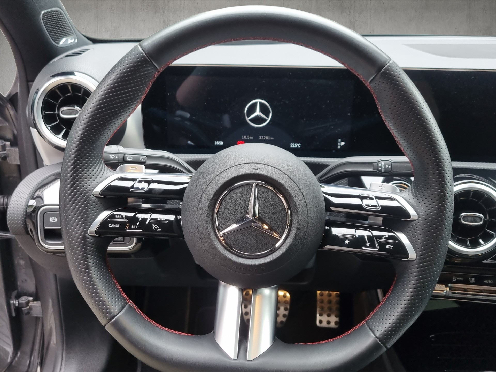 MERCEDES-BENZ A 220 AMG Line 4m-image-12