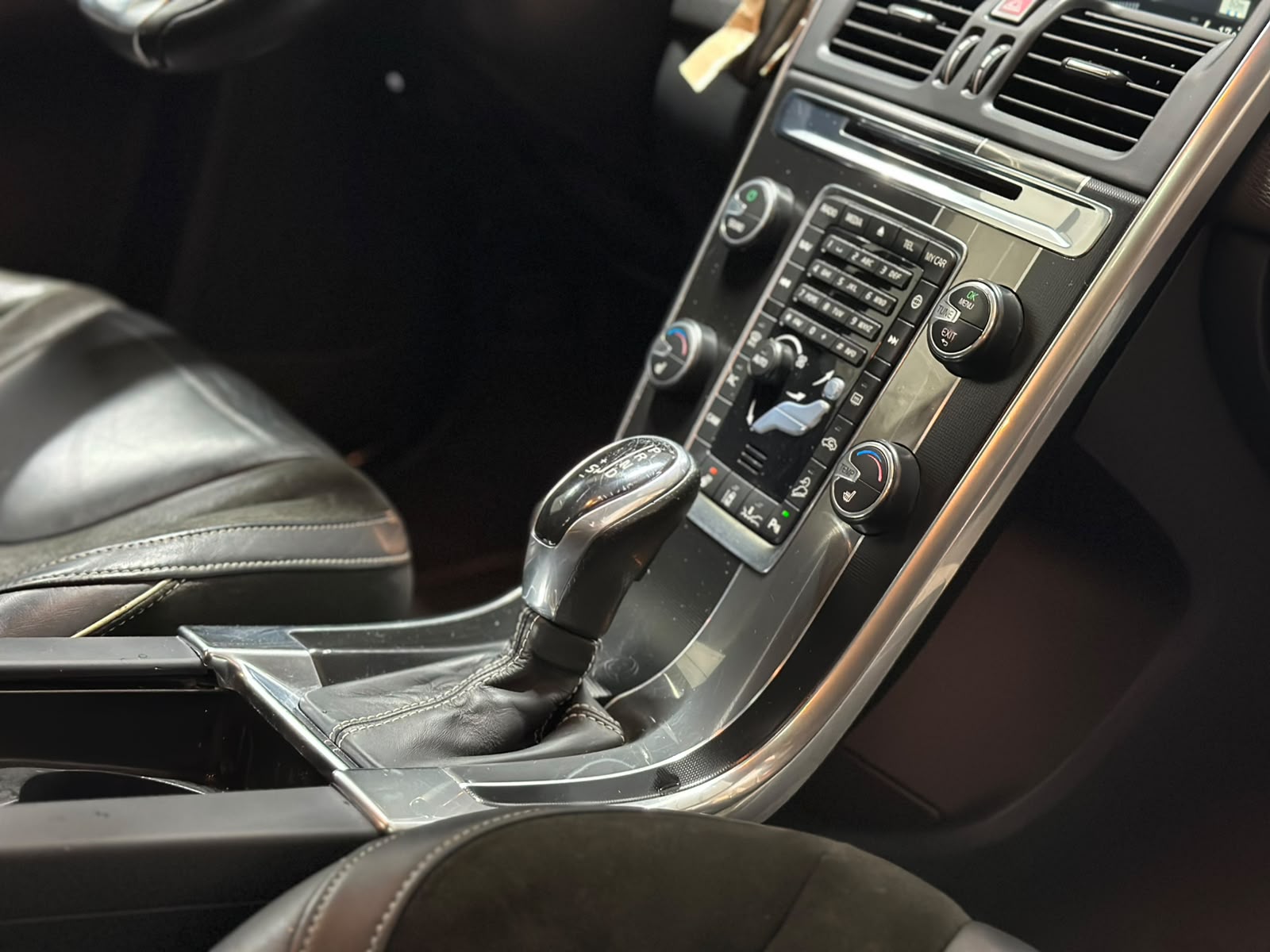 VOLVO XC60 T6 AWD Summum R-Design Geartronic-image-13