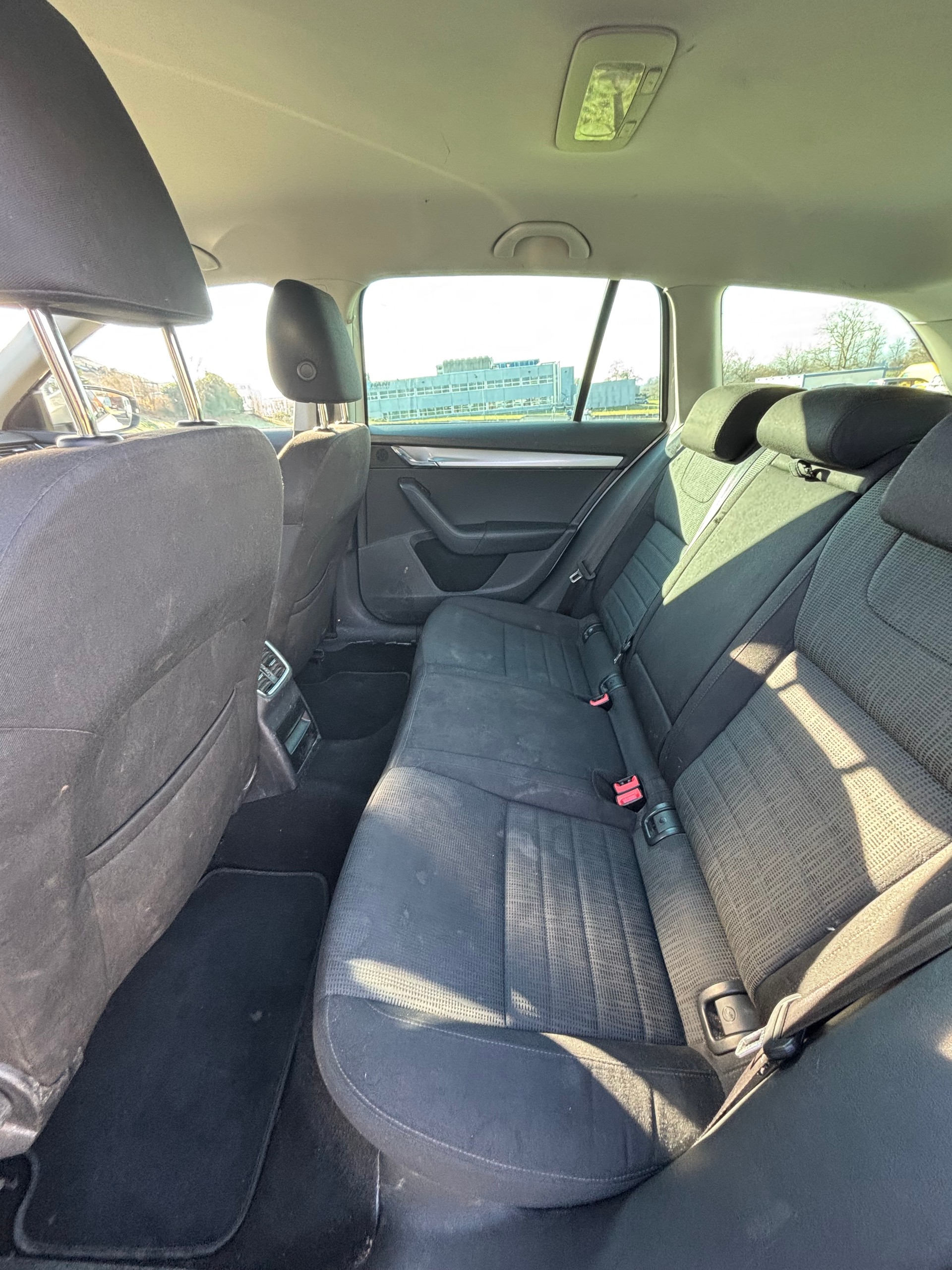 SKODA Octavia Combi 1.4 TSI Elegance-image-14