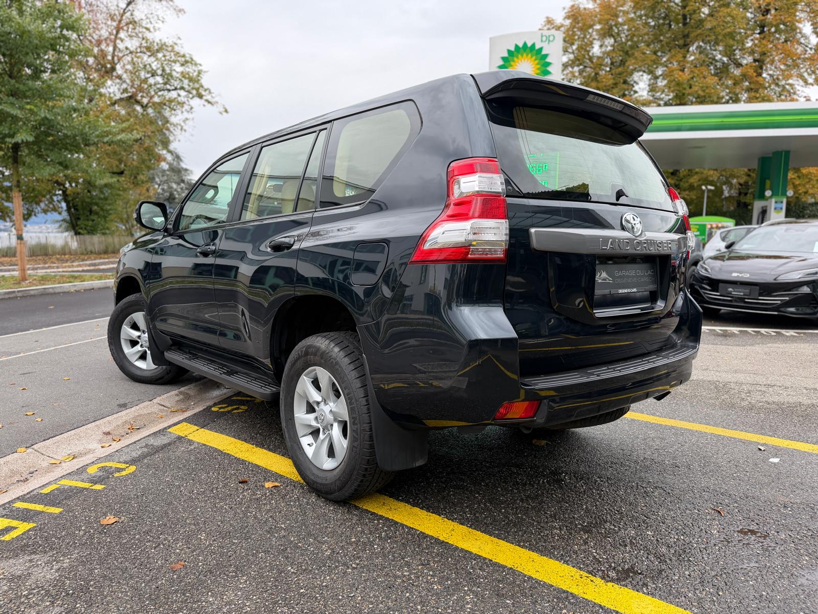 TOYOTA Land Cruiser 3.0 TD Luna Automatic-image-2