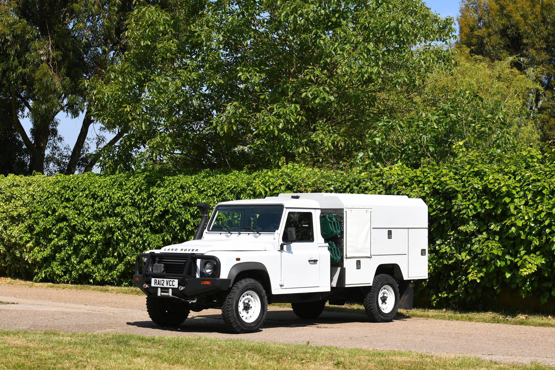 LAND ROVER Defender 130 2.2 Pick Up mit Aufbau-image-1