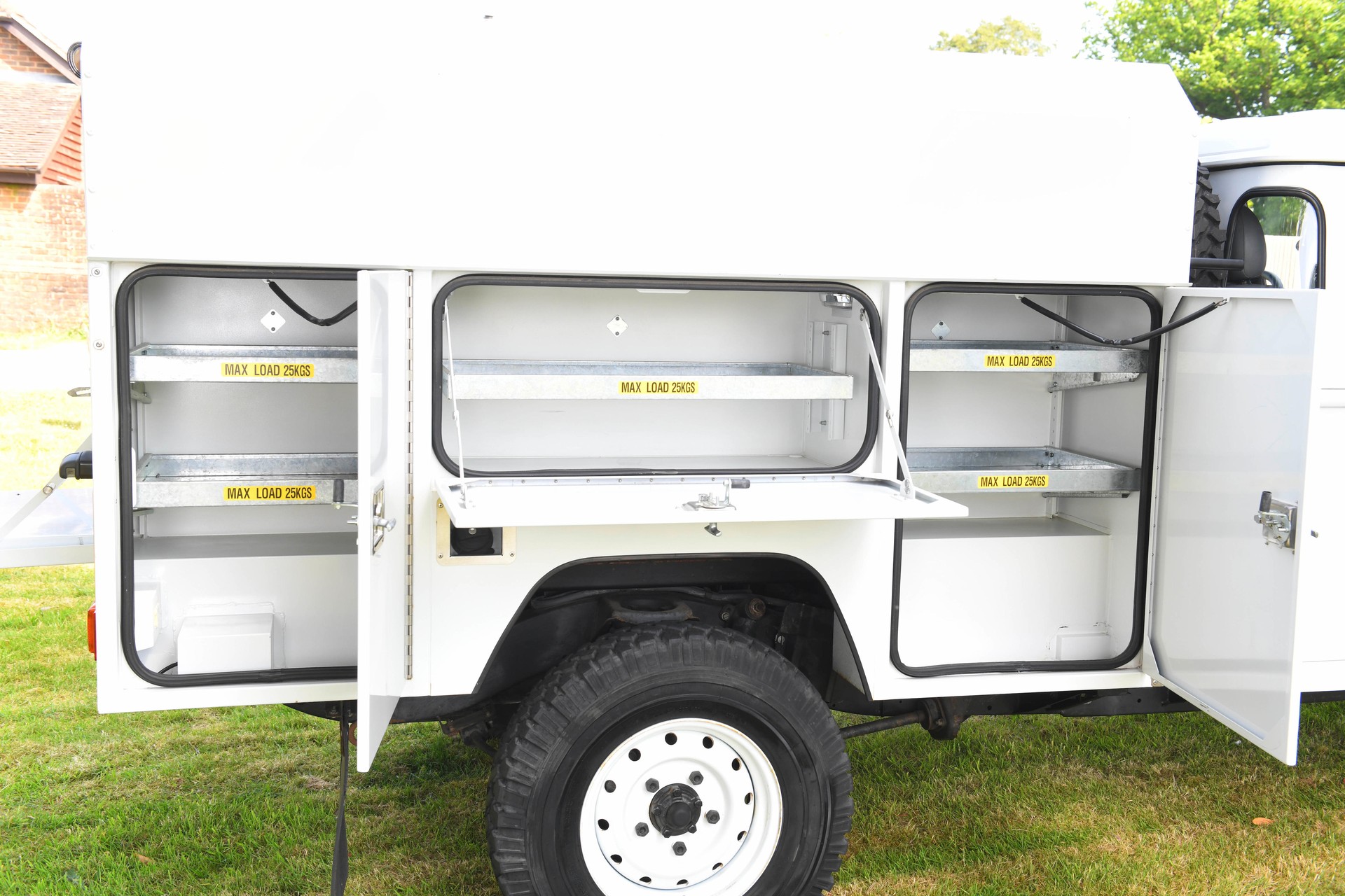 LAND ROVER Defender 130 2.2 Pick Up mit Aufbau-image-7