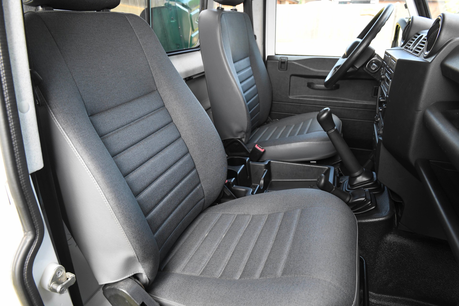 LAND ROVER Defender 130 2.2 Pick Up mit Aufbau-image-6