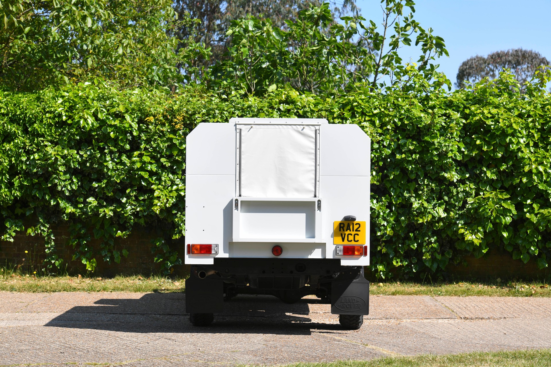 LAND ROVER Defender 130 2.2 Pick Up mit Aufbau-image-4