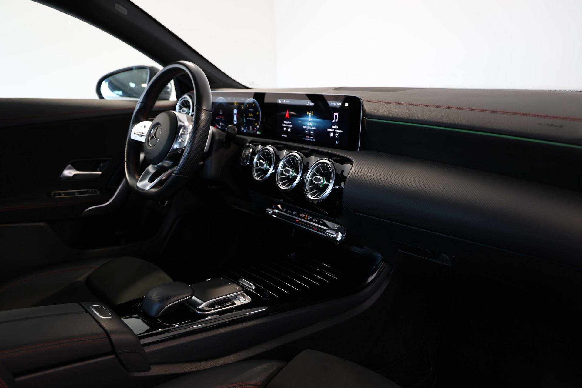 MERCEDES-BENZ CLA 220 d AMG Line-image-11