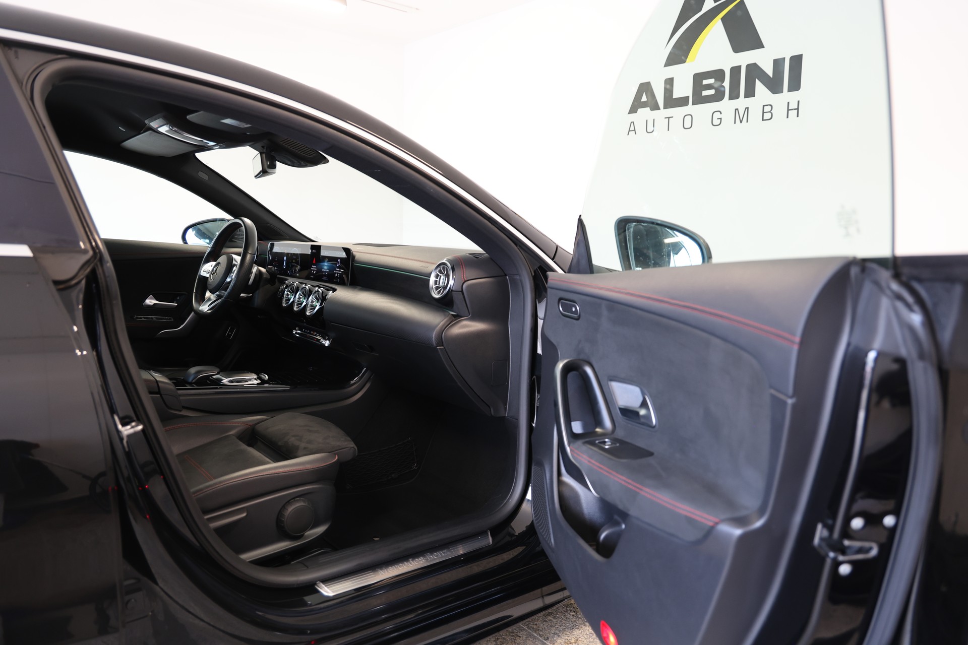 MERCEDES-BENZ CLA 220 d AMG Line-image-9