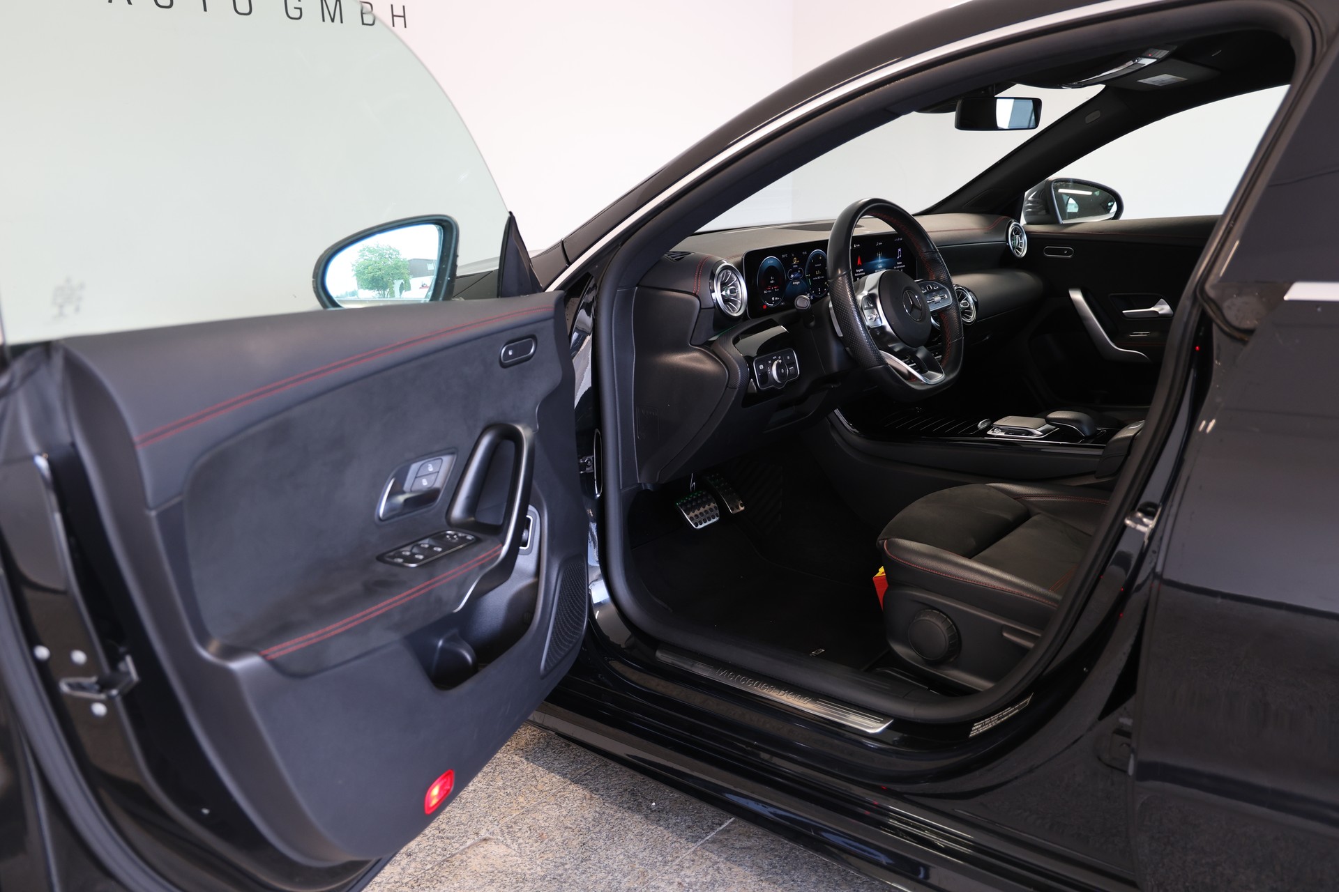 MERCEDES-BENZ CLA 220 d AMG Line-image-4