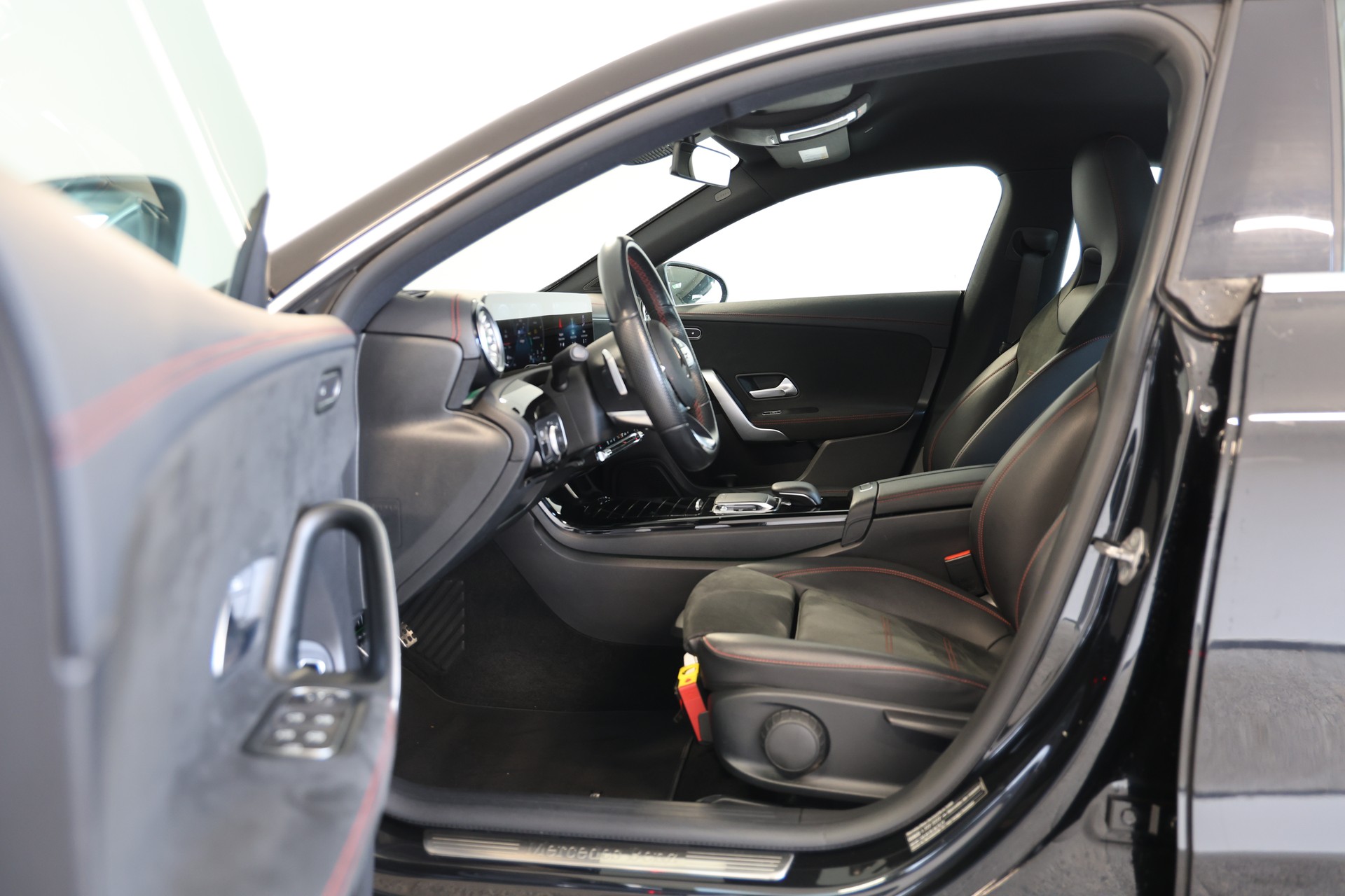 MERCEDES-BENZ CLA 220 d AMG Line-image-5