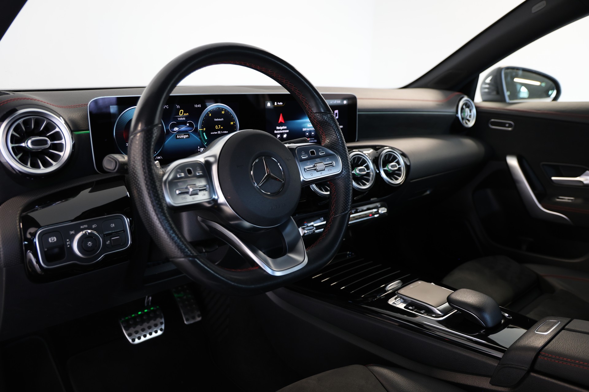 MERCEDES-BENZ CLA 220 d AMG Line-image-6
