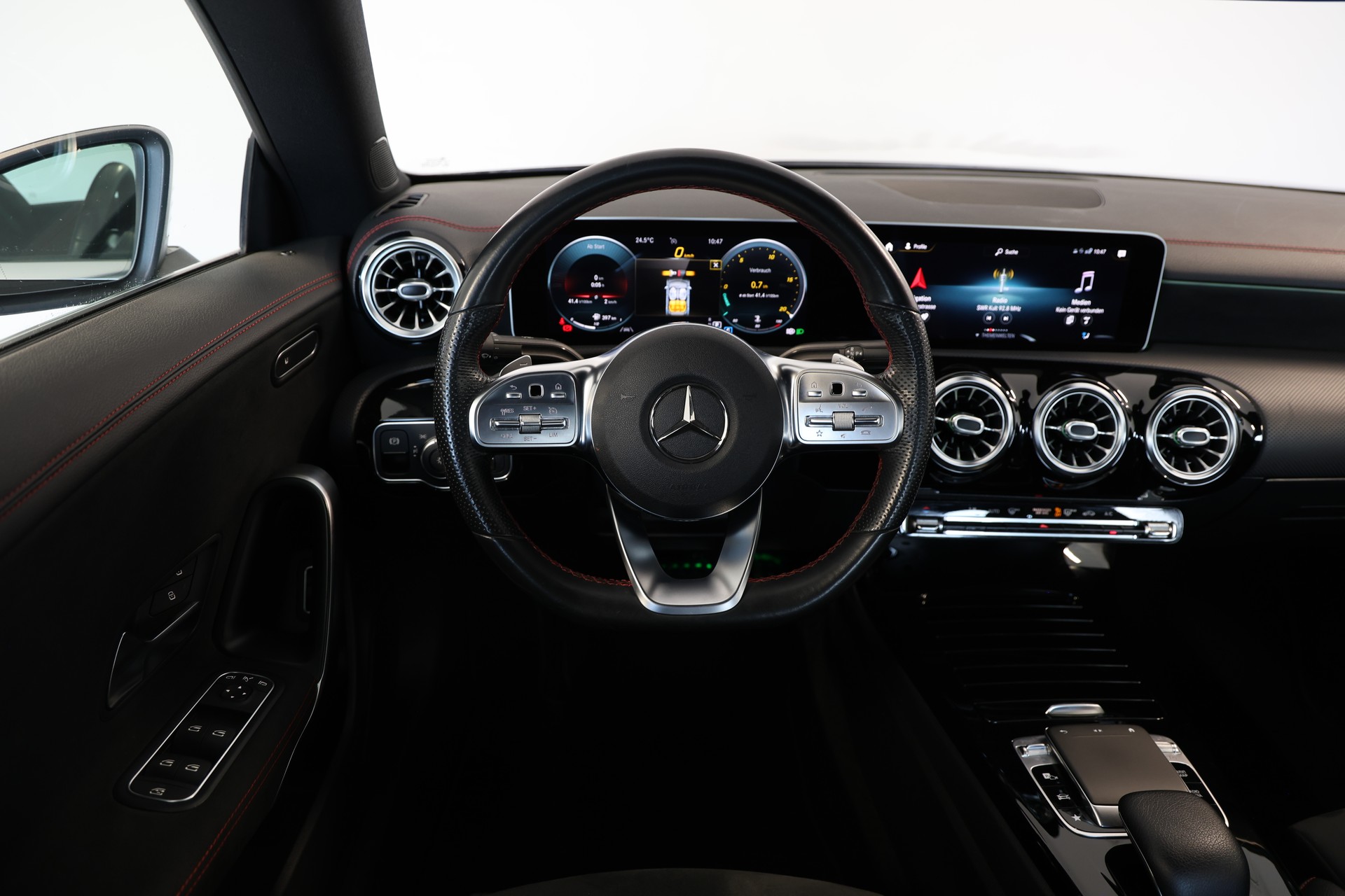 MERCEDES-BENZ CLA 220 d AMG Line-image-8