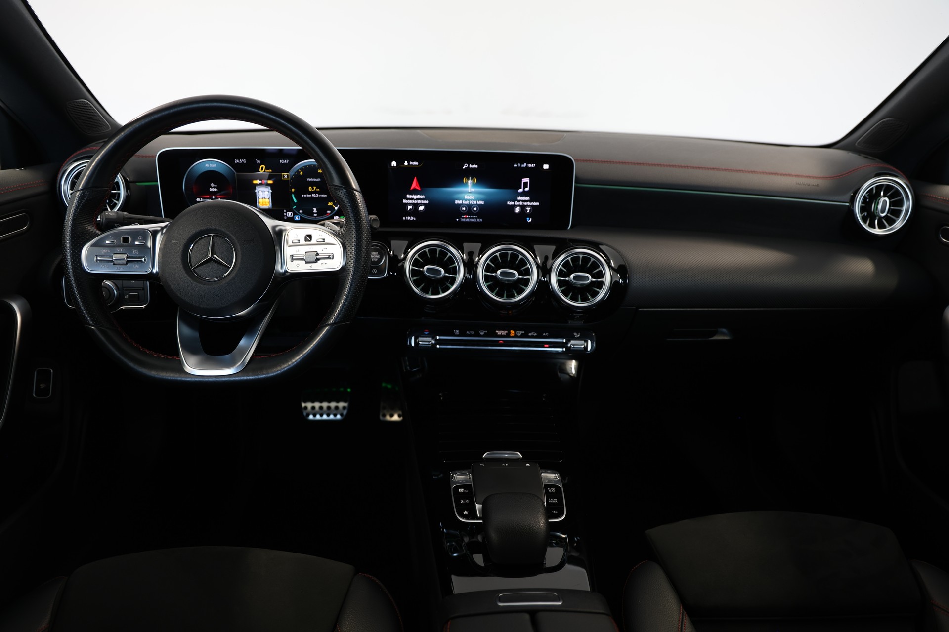 MERCEDES-BENZ CLA 220 d AMG Line-image-7