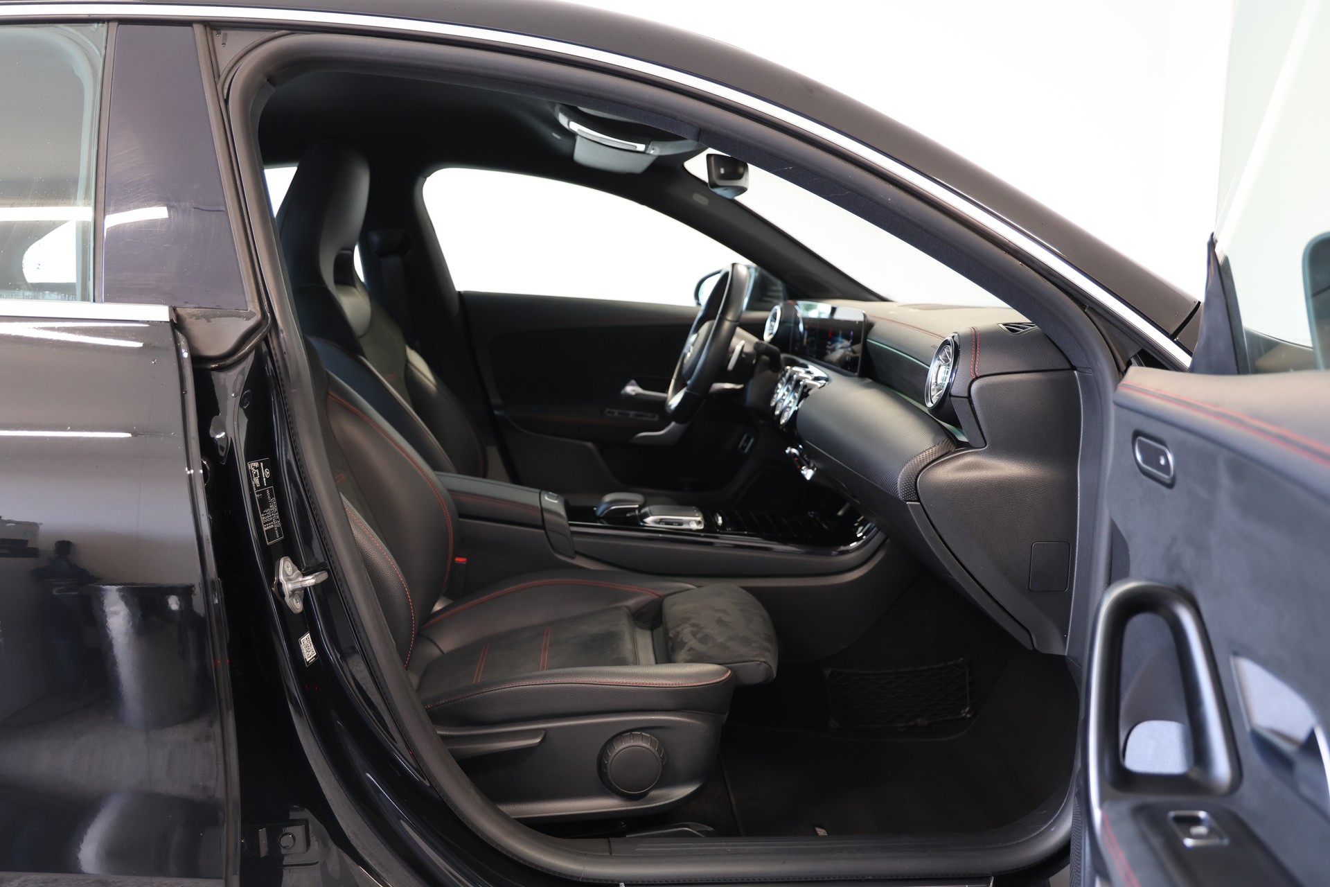 MERCEDES-BENZ CLA 220 d AMG Line-image-10