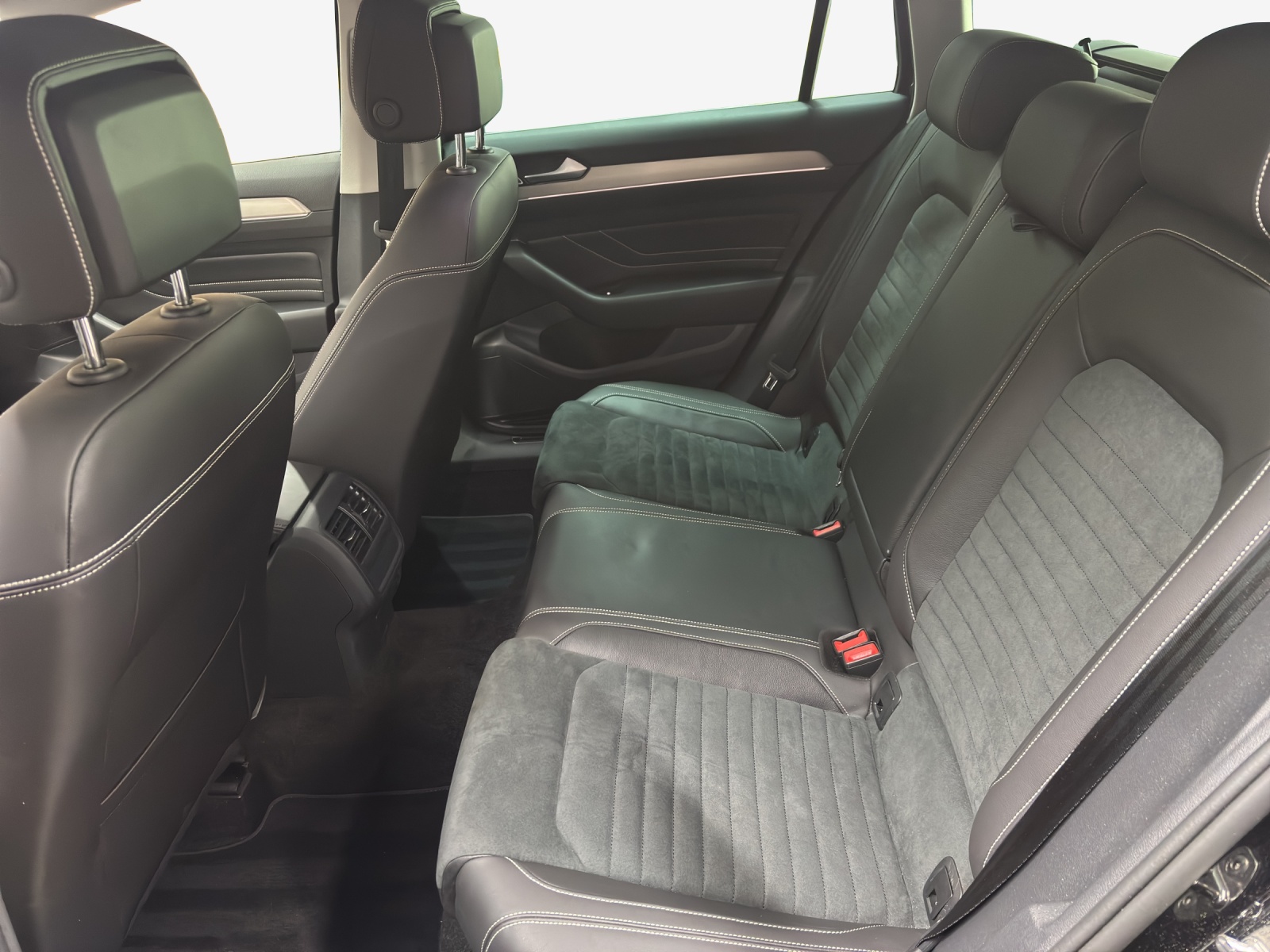 VW Passat 2.0 TDI BMT Elegance 4Motion DSG-image-11