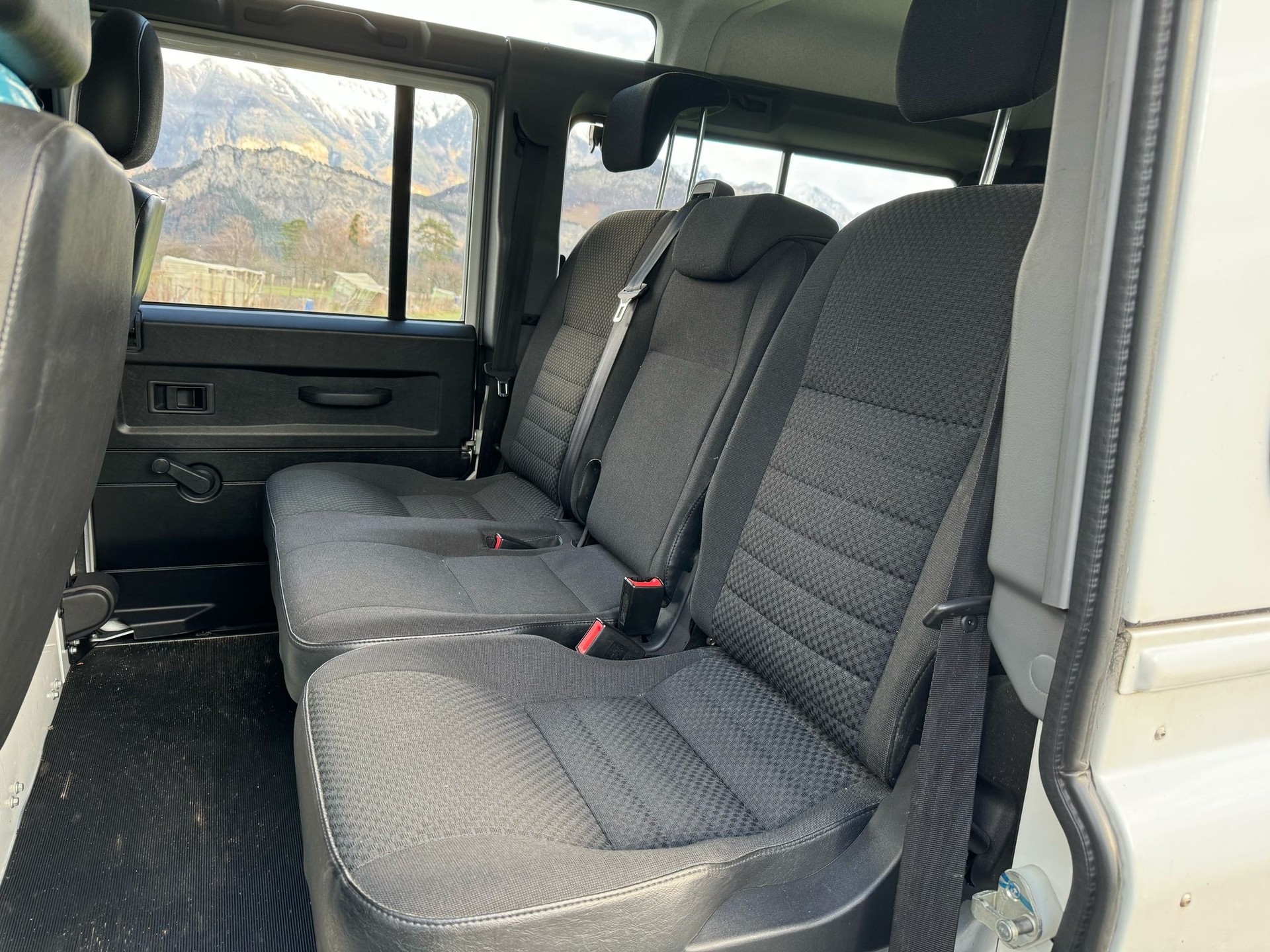 LAND ROVER Defender 110 TD4-image-4