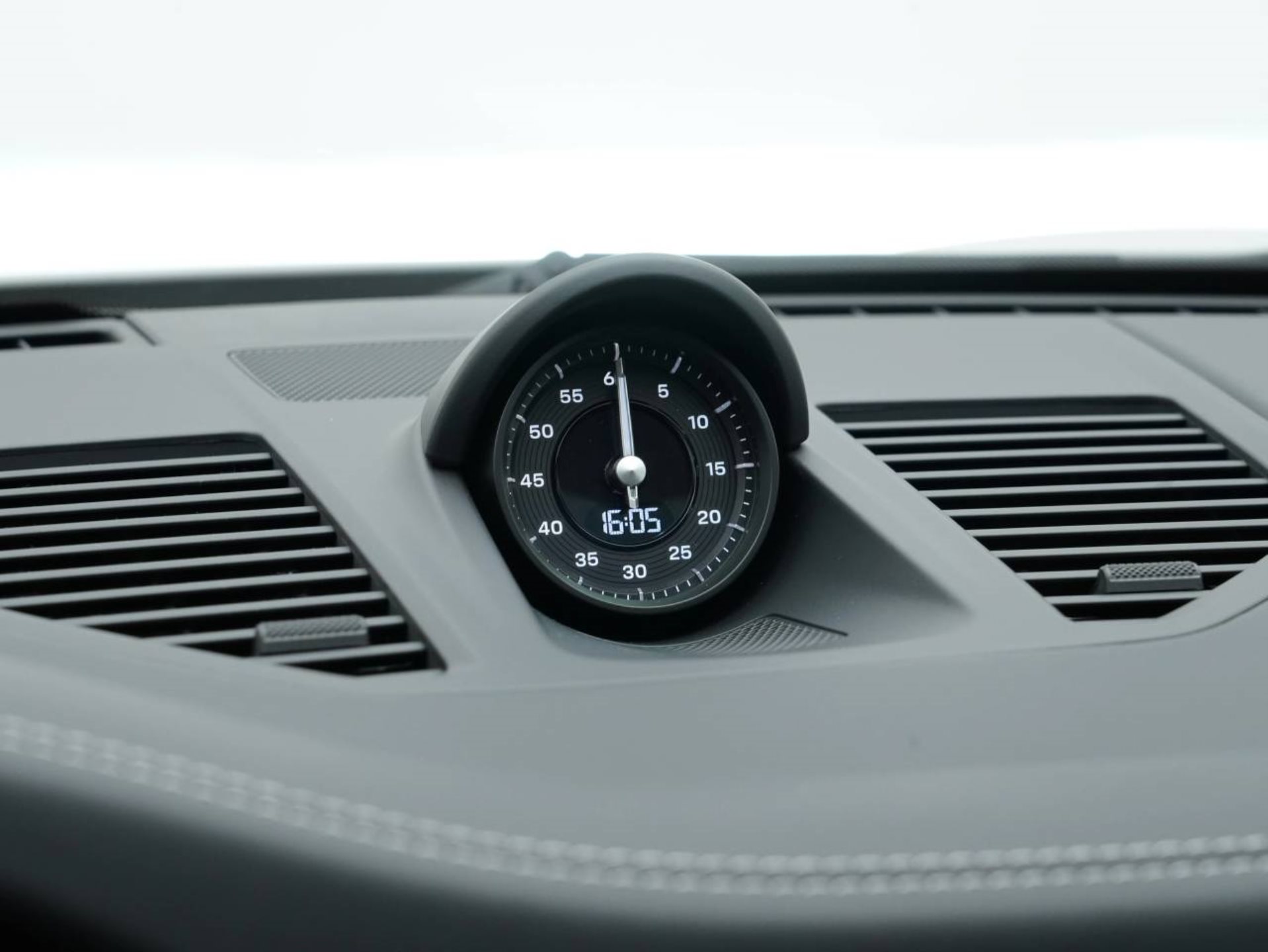 PORSCHE 911 Carrera S-image-31