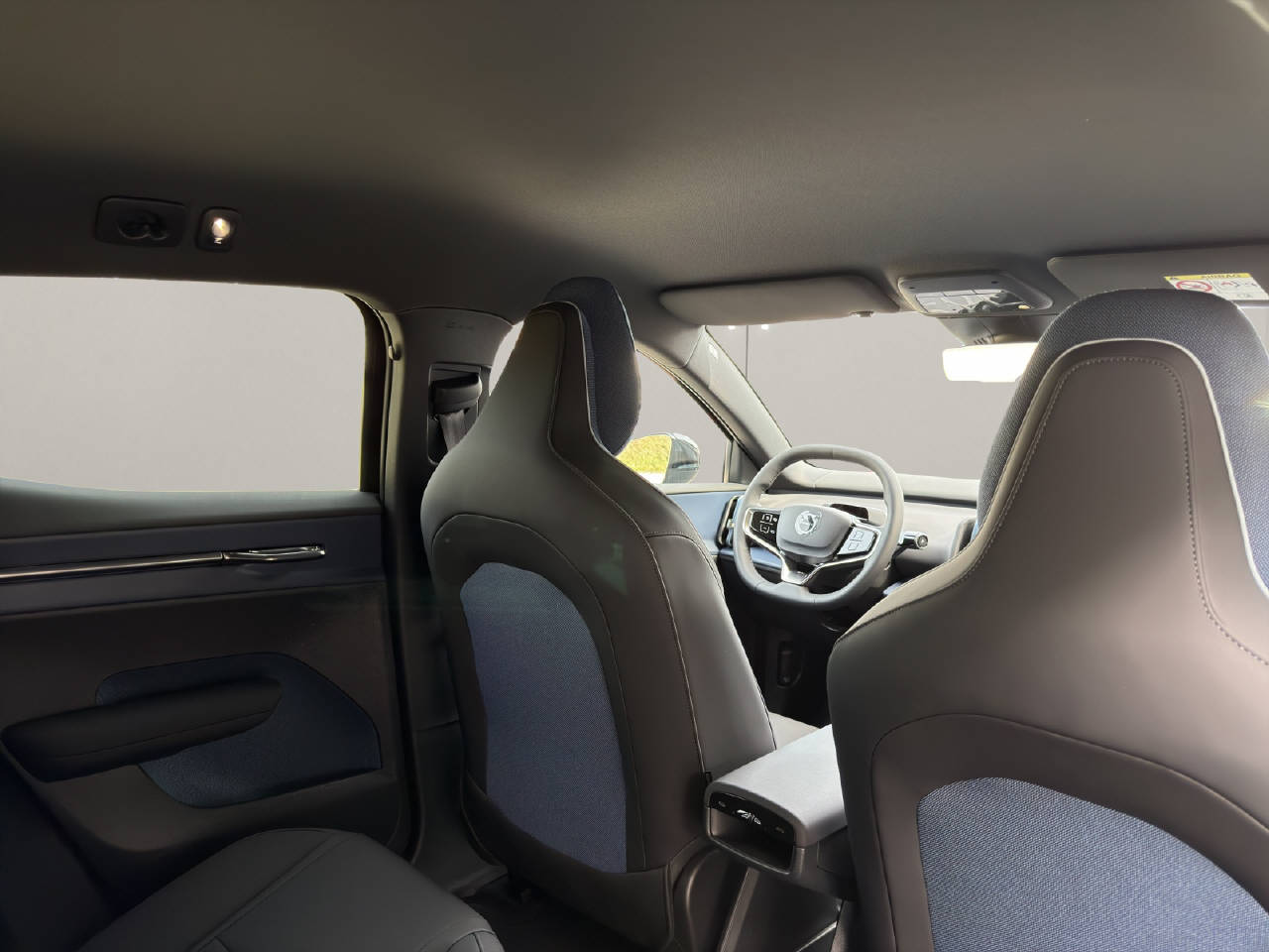 VOLVO EX30 E60 Plus BLACK EDITION-image-12