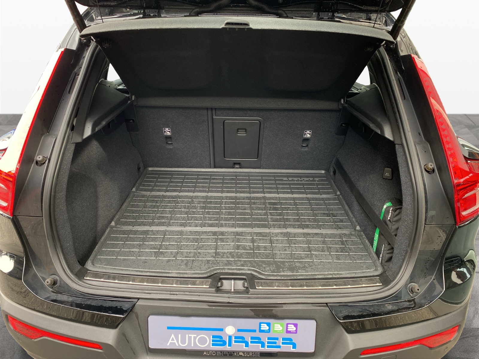 VOLVO XC40 2.0 D4 R-Design AWD-image-15
