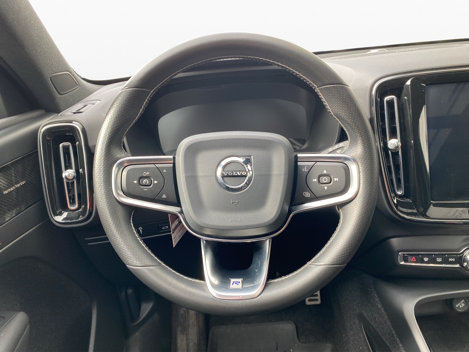 VOLVO XC40 2.0 D4 R-Design AWD-image-12