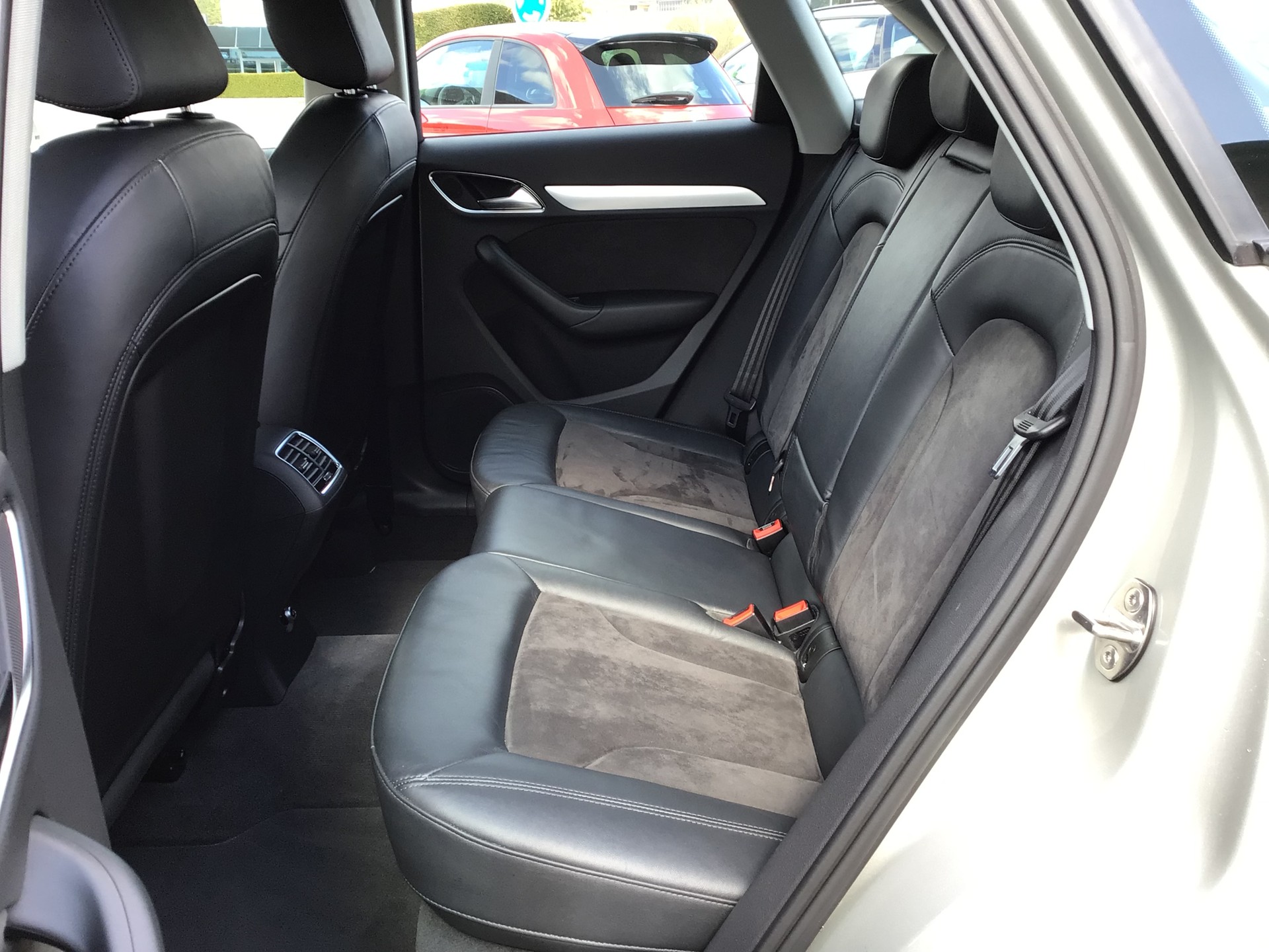 AUDI Q3 2.0 TFSI quattro S-tronic-image-6