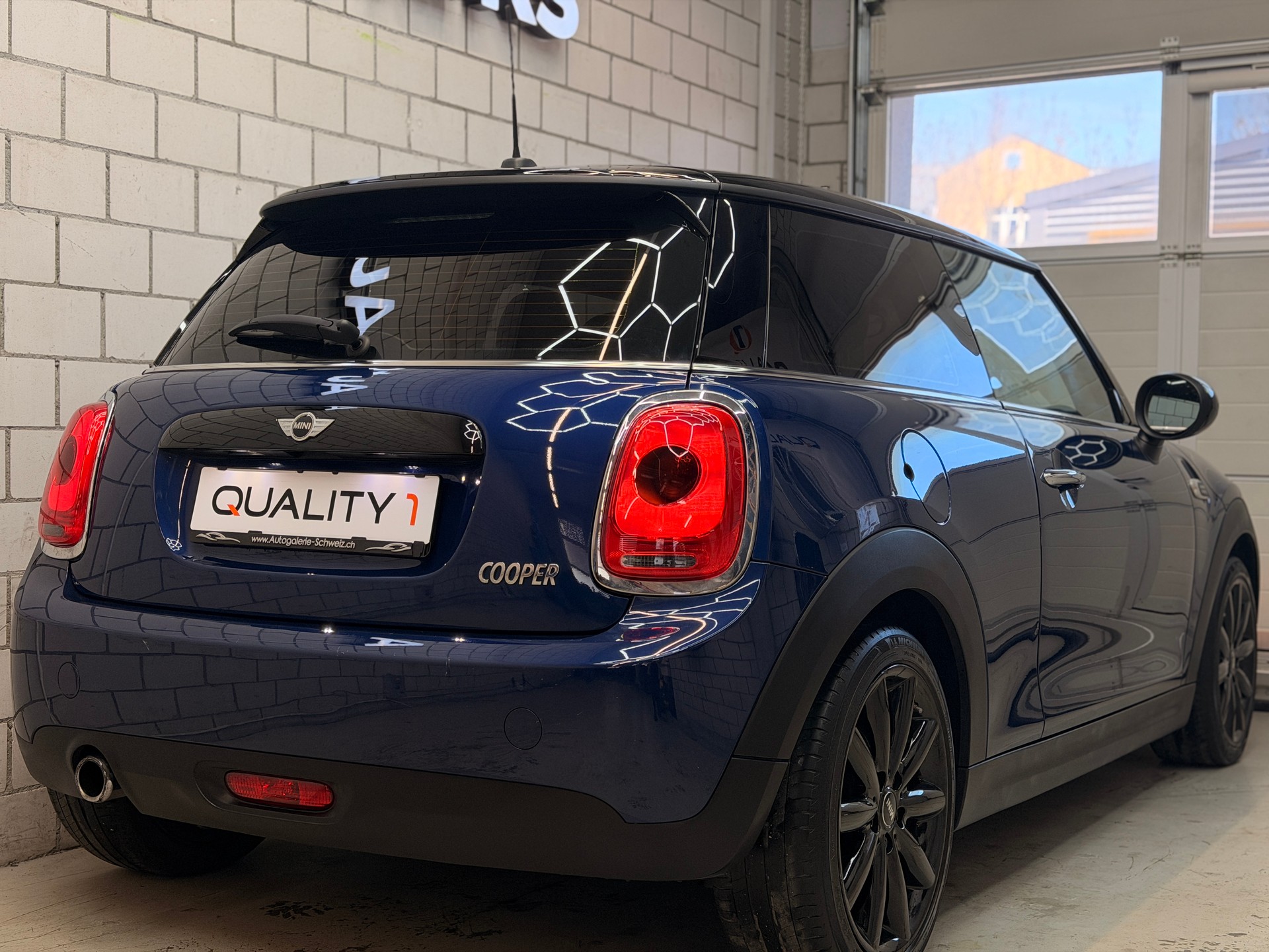 MINI COOPER-showroom-element-2