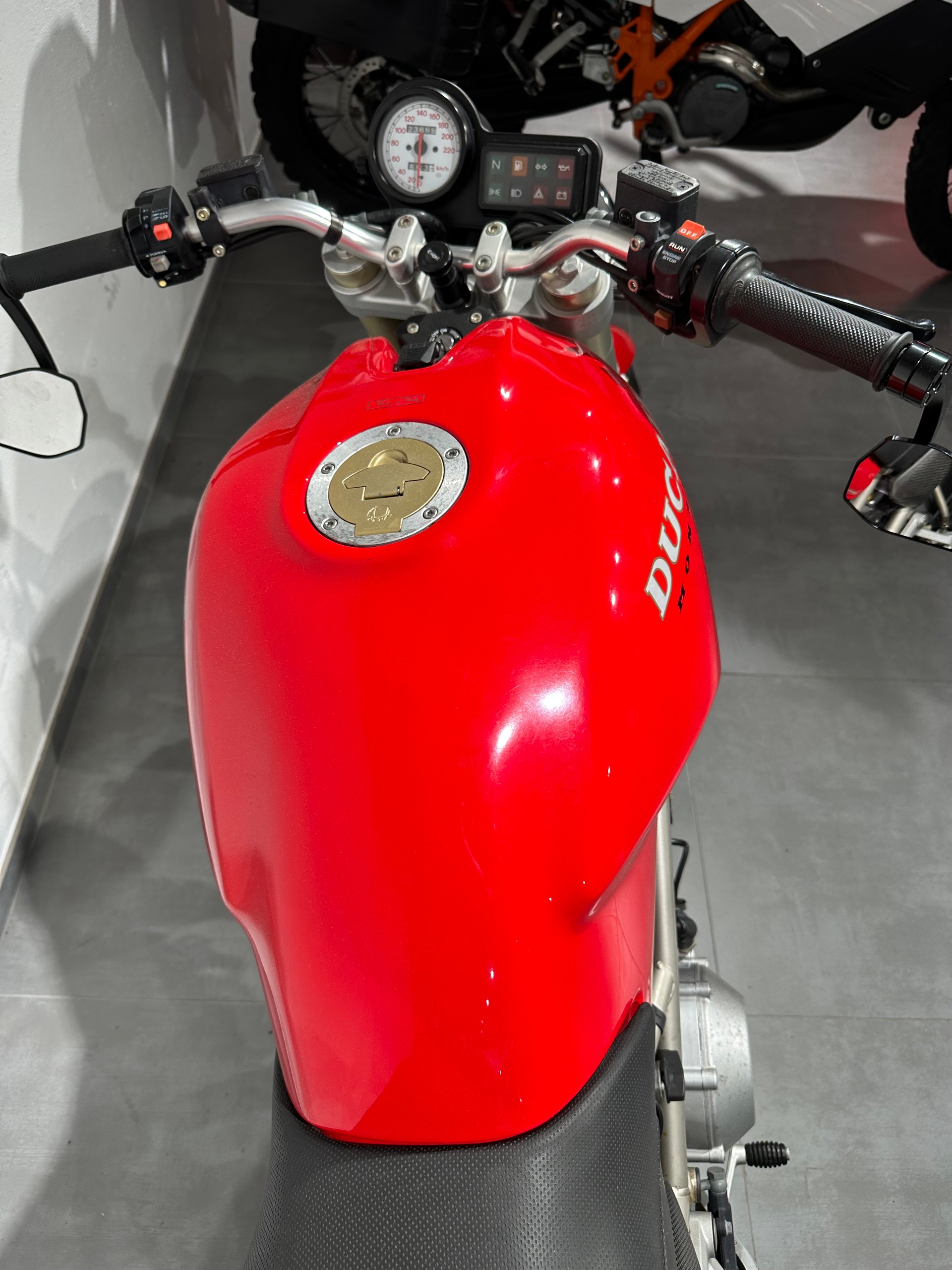 DUCATI Monster 900-showroom-element-3