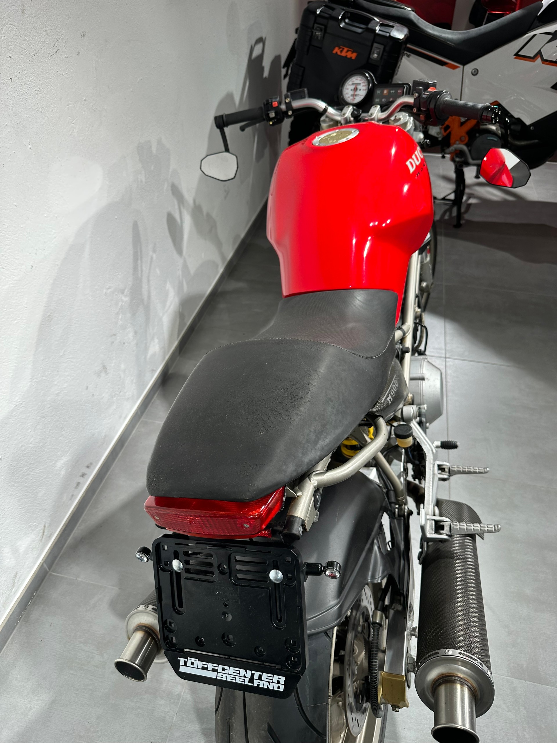DUCATI Monster 900-showroom-element-2