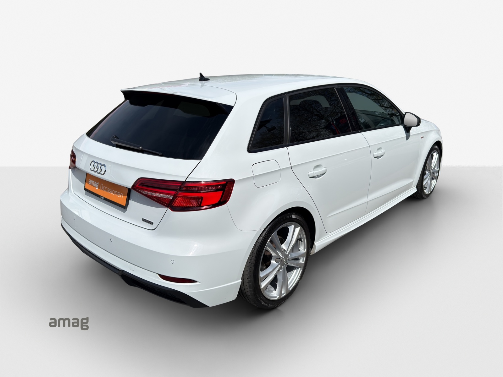 AUDI A3 Sportback 40 TFSI Sport Attraction quattro S-tronic-image-4