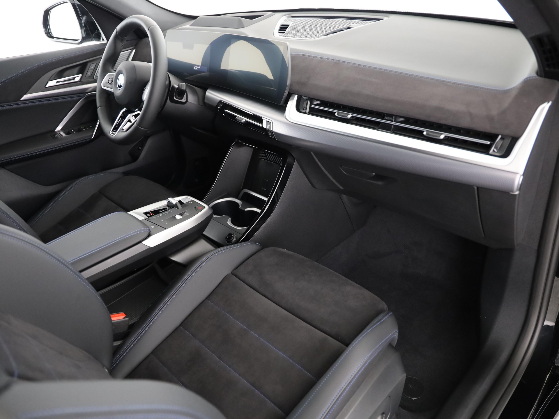 BMW iX2 30 xDrive-image-14