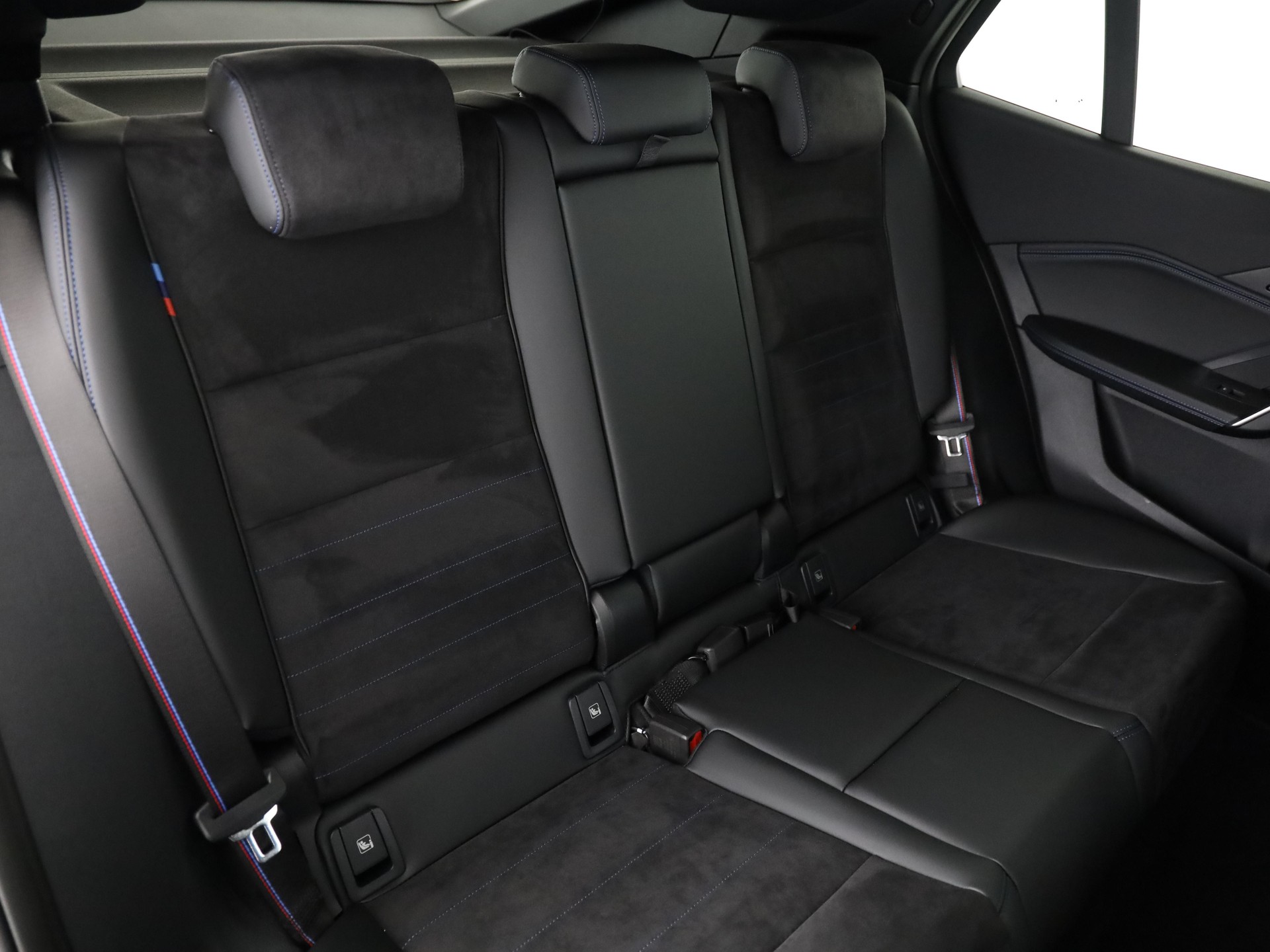 BMW iX2 30 xDrive-image-16