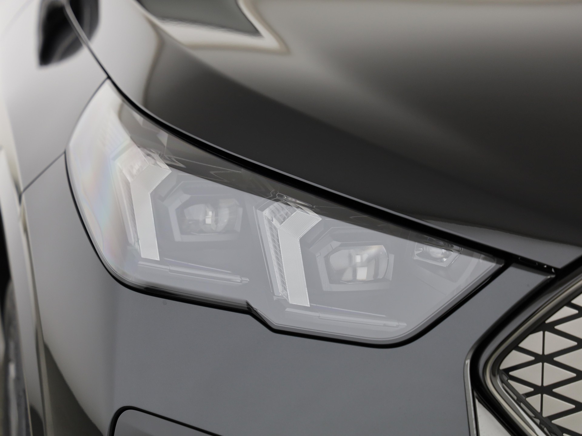 BMW iX2 30 xDrive-image-5