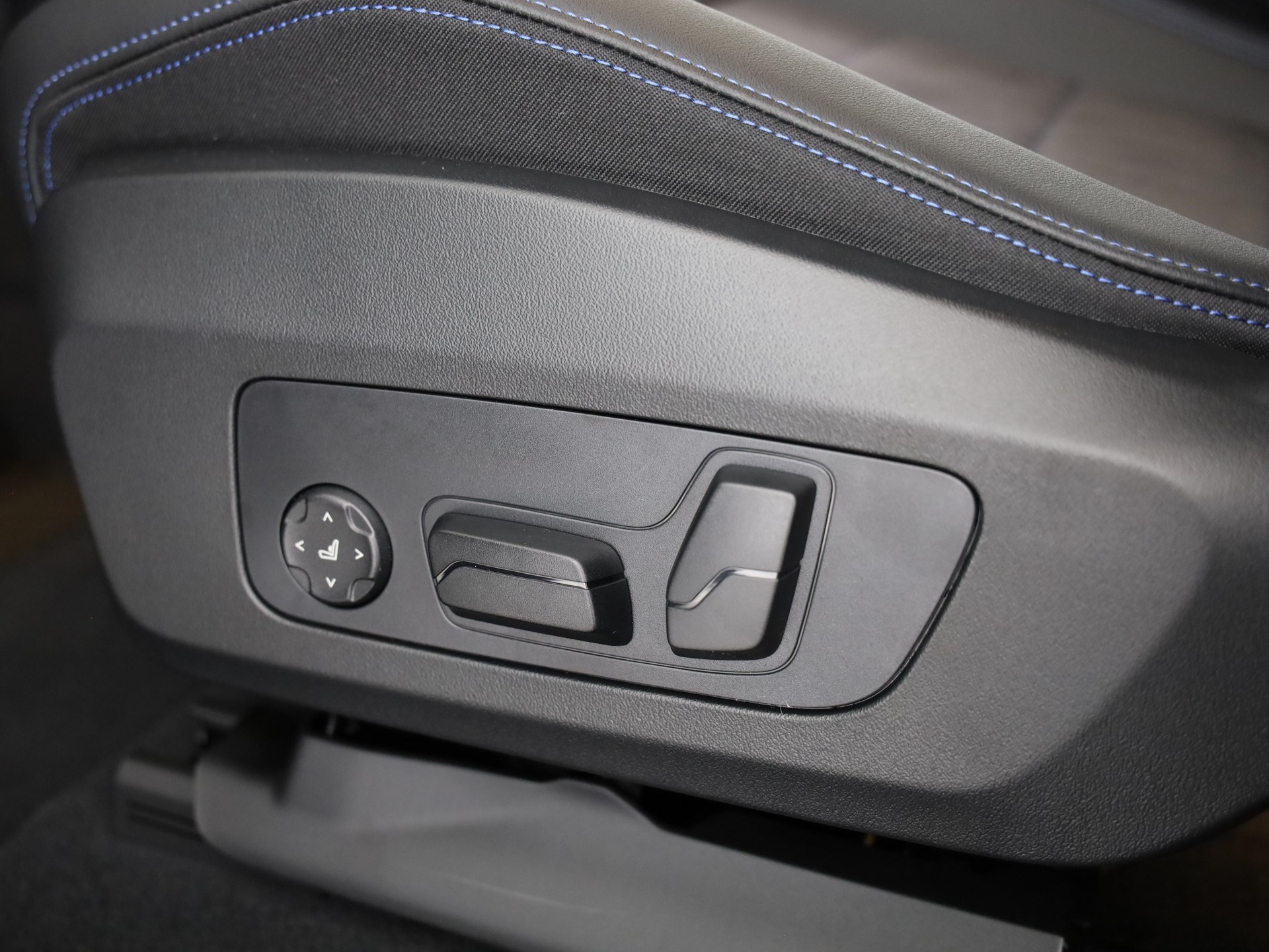 BMW iX2 30 xDrive-image-22