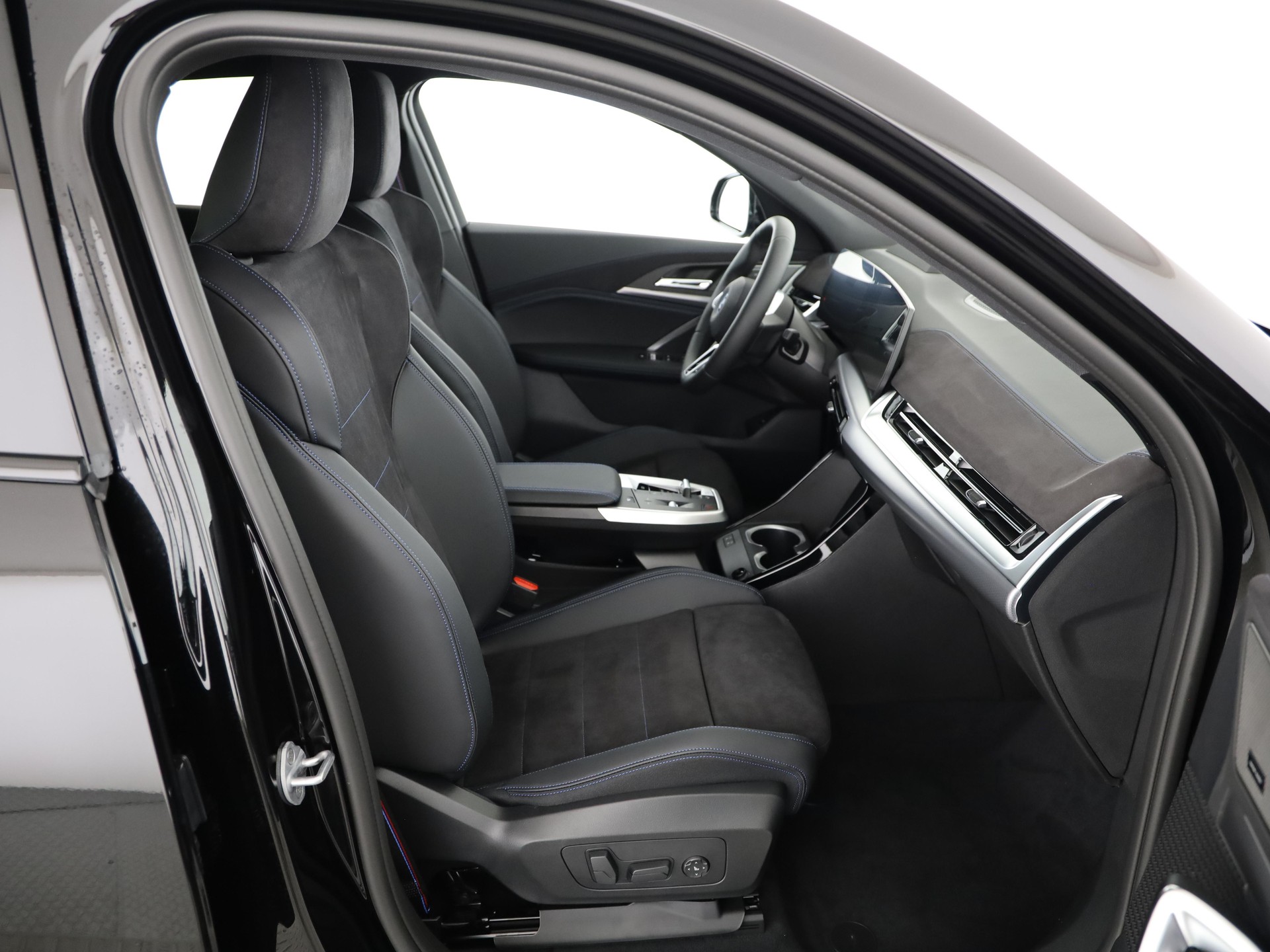 BMW iX2 30 xDrive-image-15