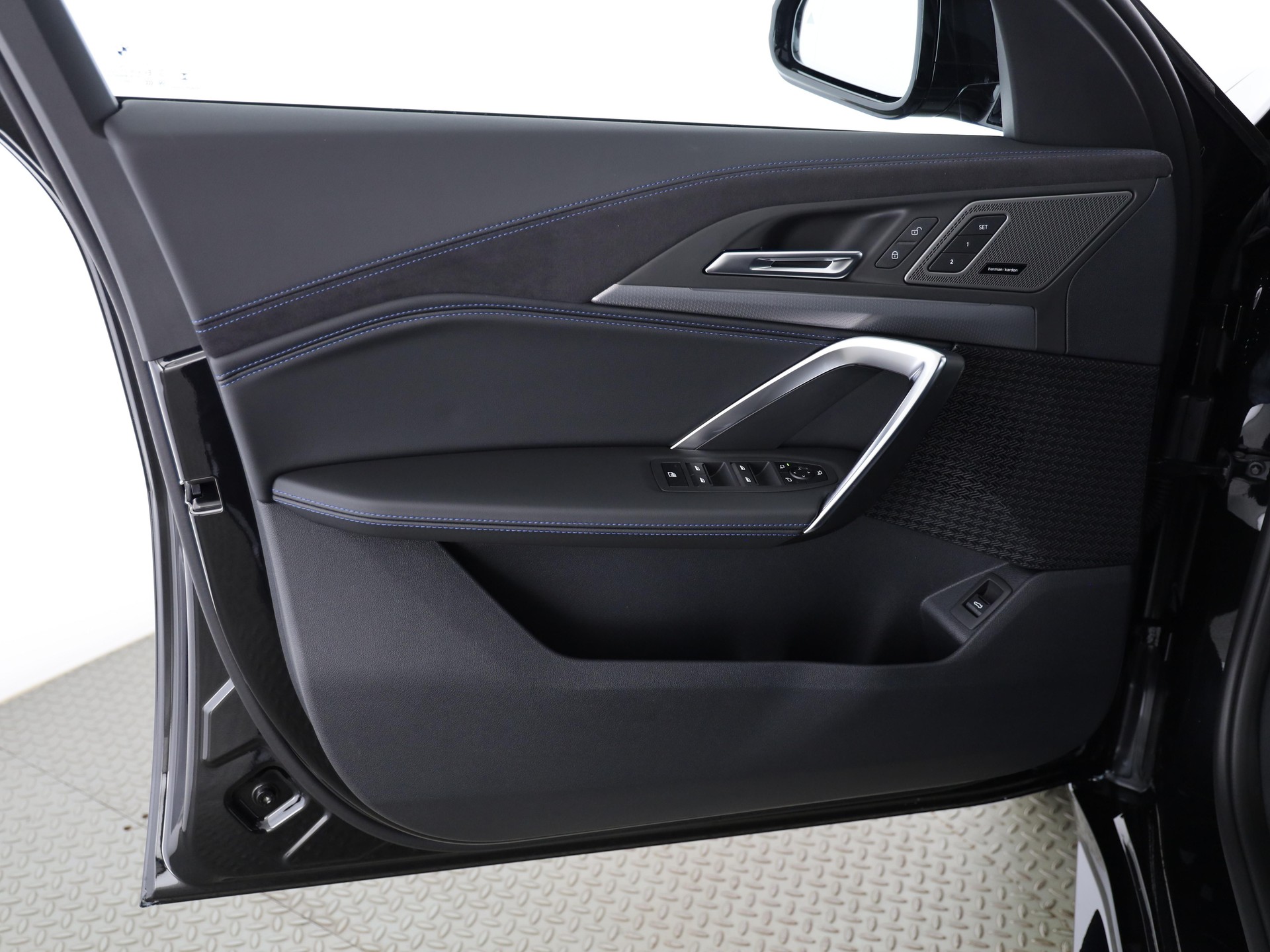 BMW iX2 30 xDrive-image-10