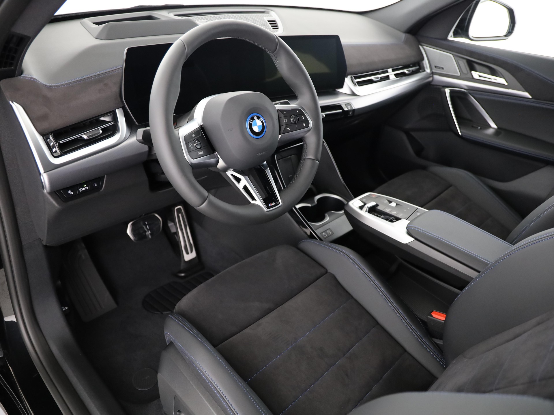 BMW iX2 30 xDrive-image-13