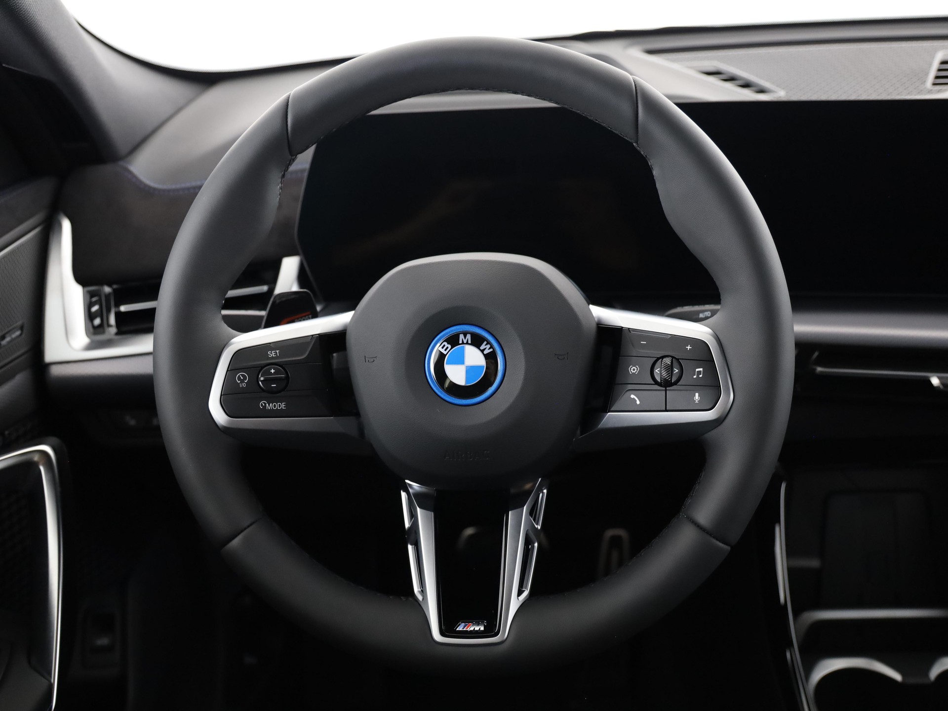 BMW iX2 30 xDrive-image-19