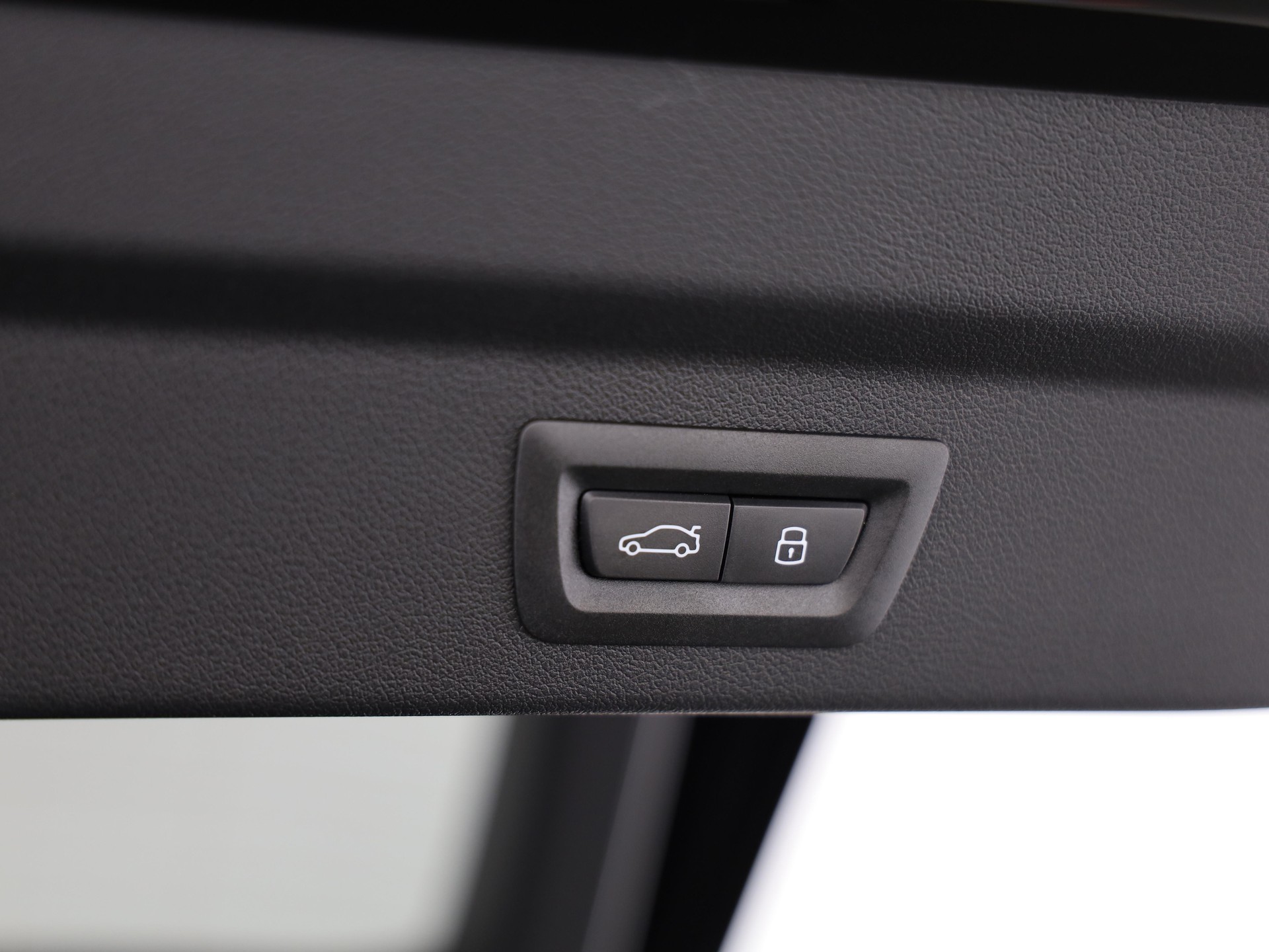 BMW iX2 30 xDrive-image-9