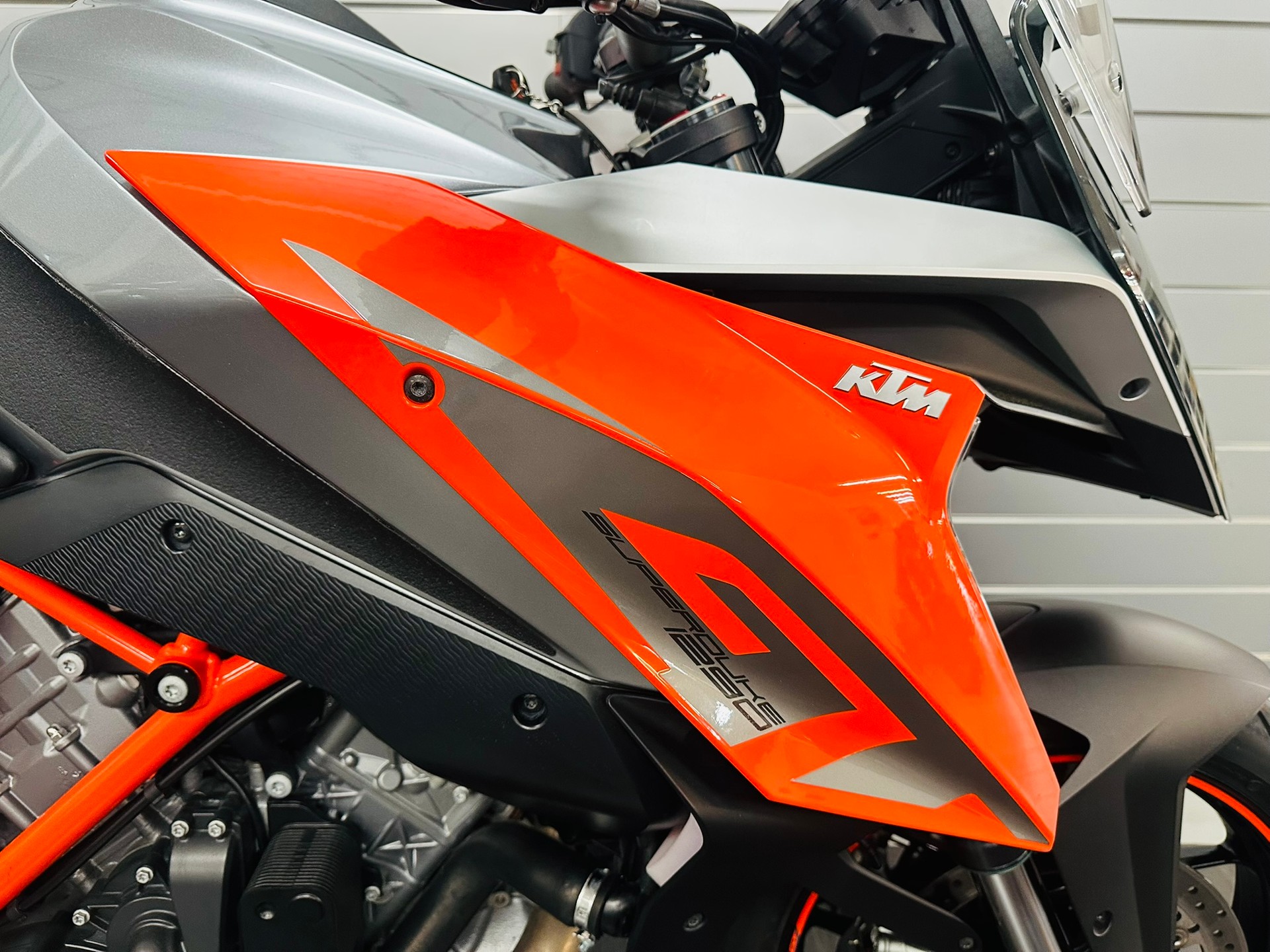 KTM 1290 Super Duke GT-showroom-element-1