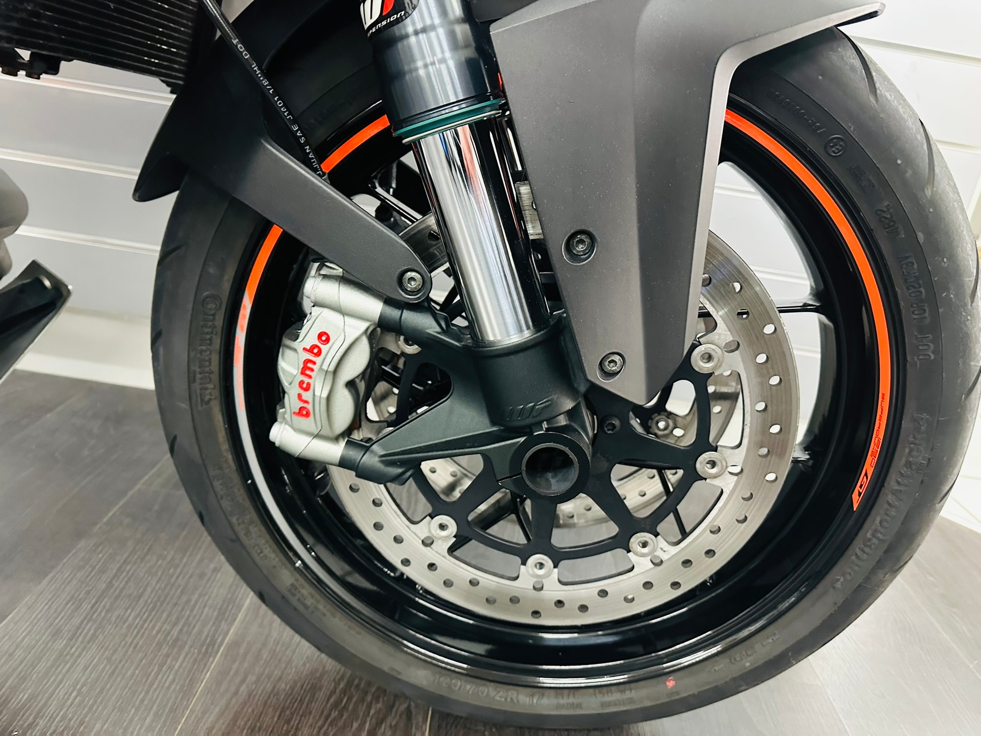 KTM 1290 Super Duke GT-showroom-element-3