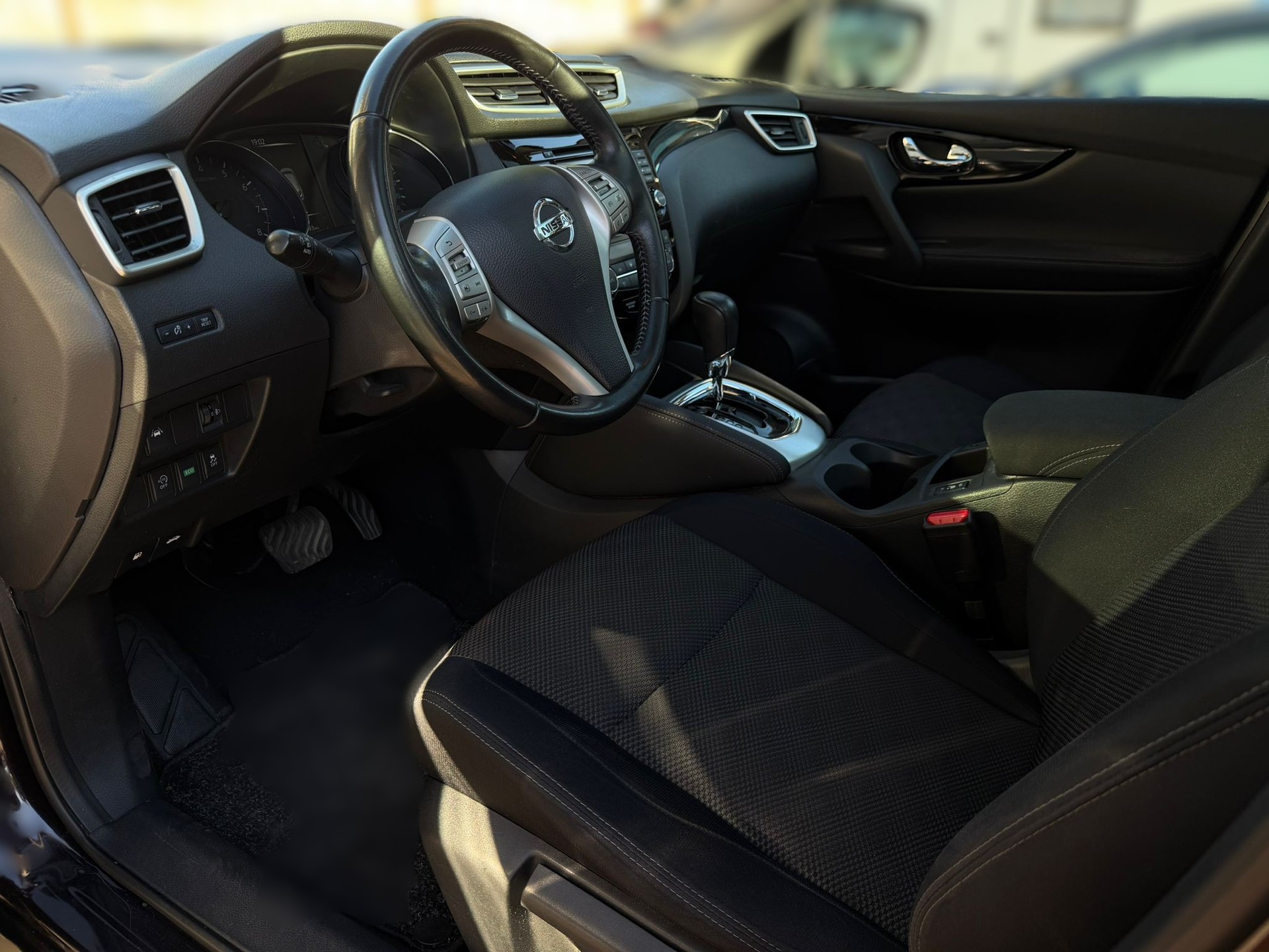 NISSAN QASHQAI-image-14