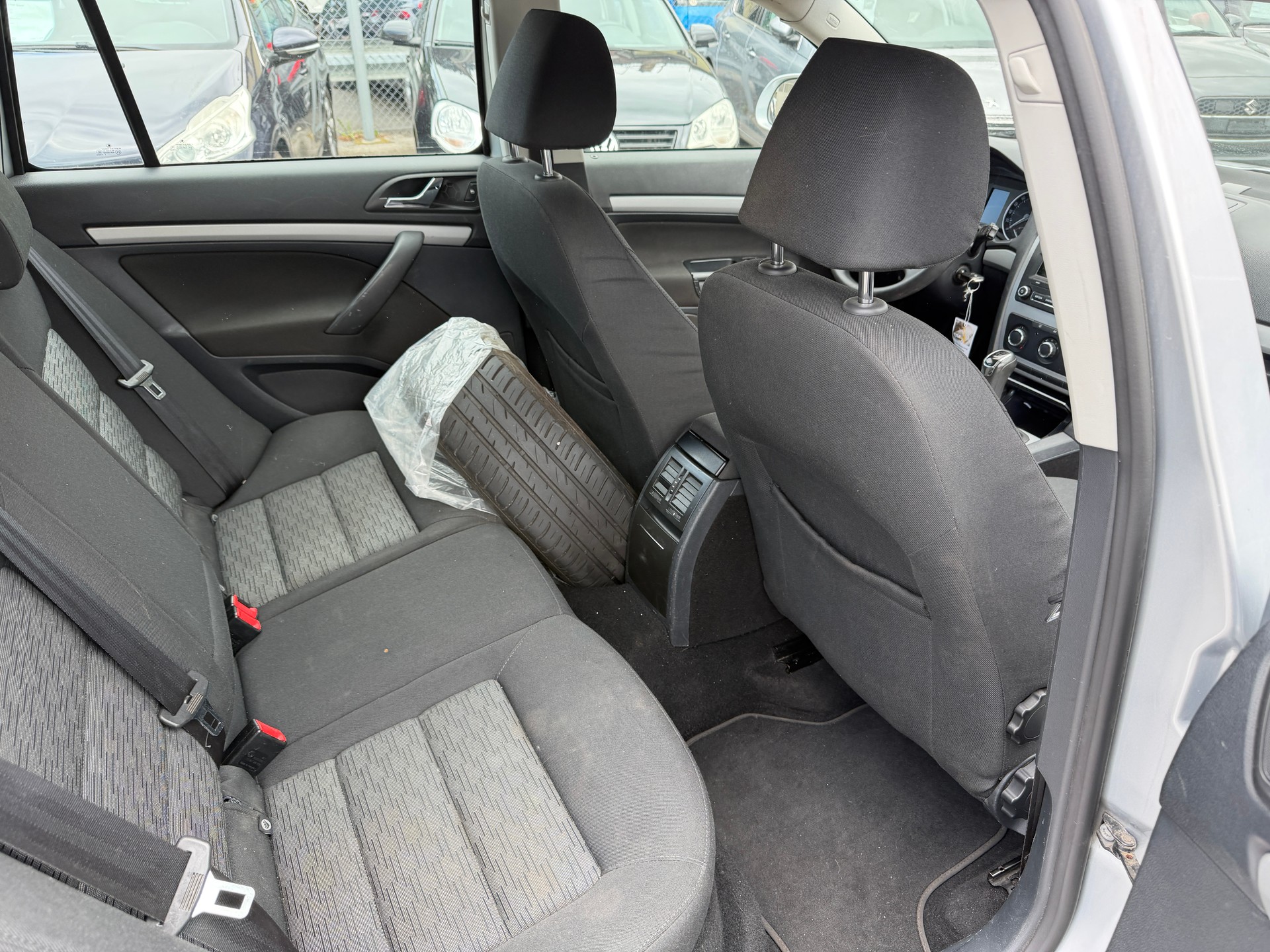 SKODA Octavia Combi 2.0 TDI Arosa 4x4-image-9