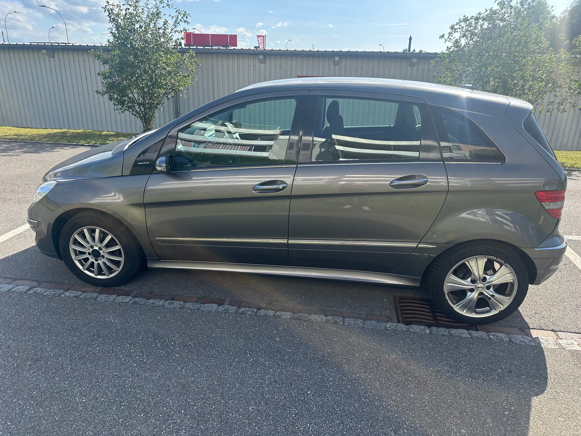 MERCEDES-BENZ B 200-image-1