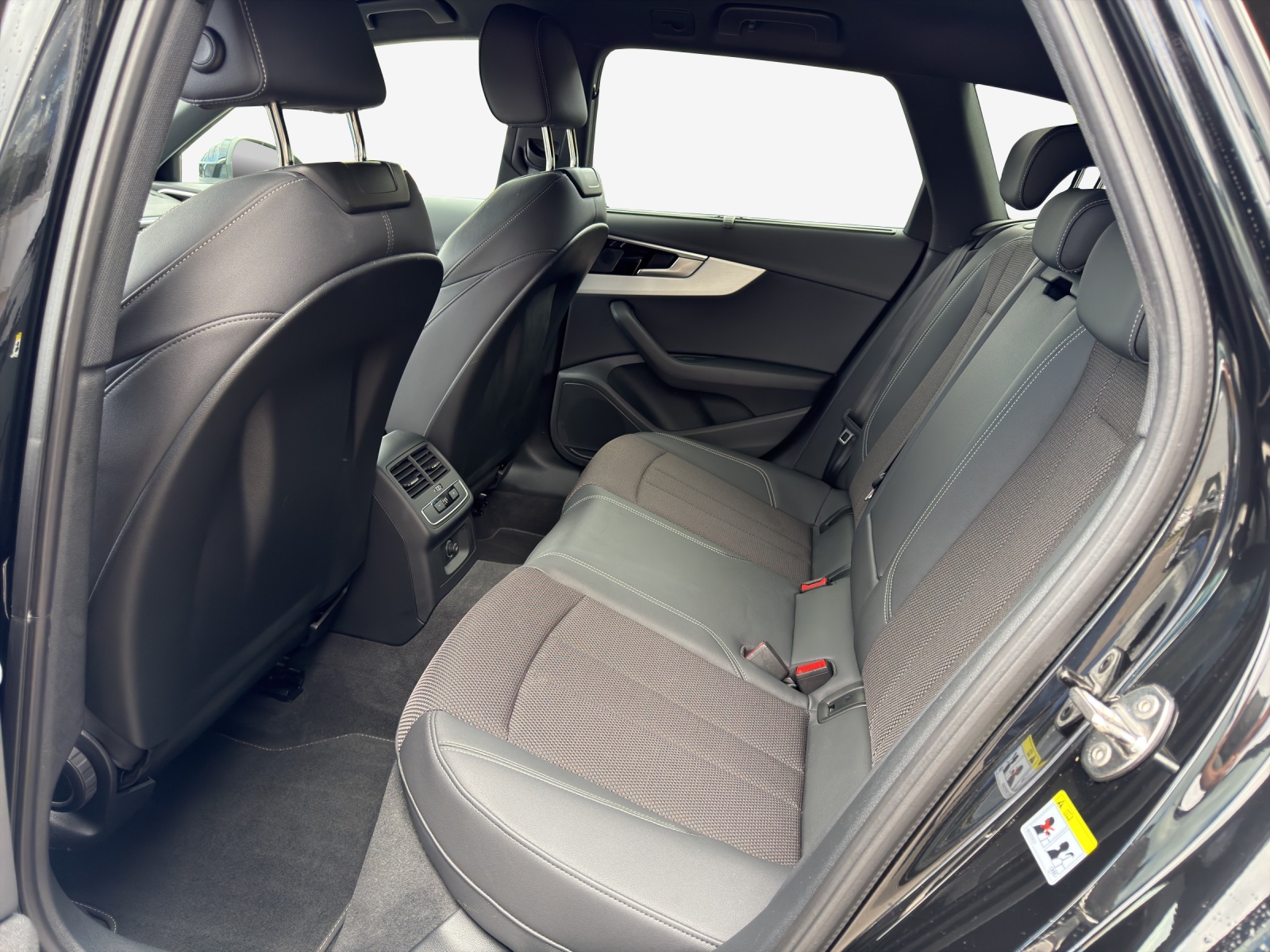 AUDI A4 Avant 40 TFSI S line S-tronic quattro-image-11