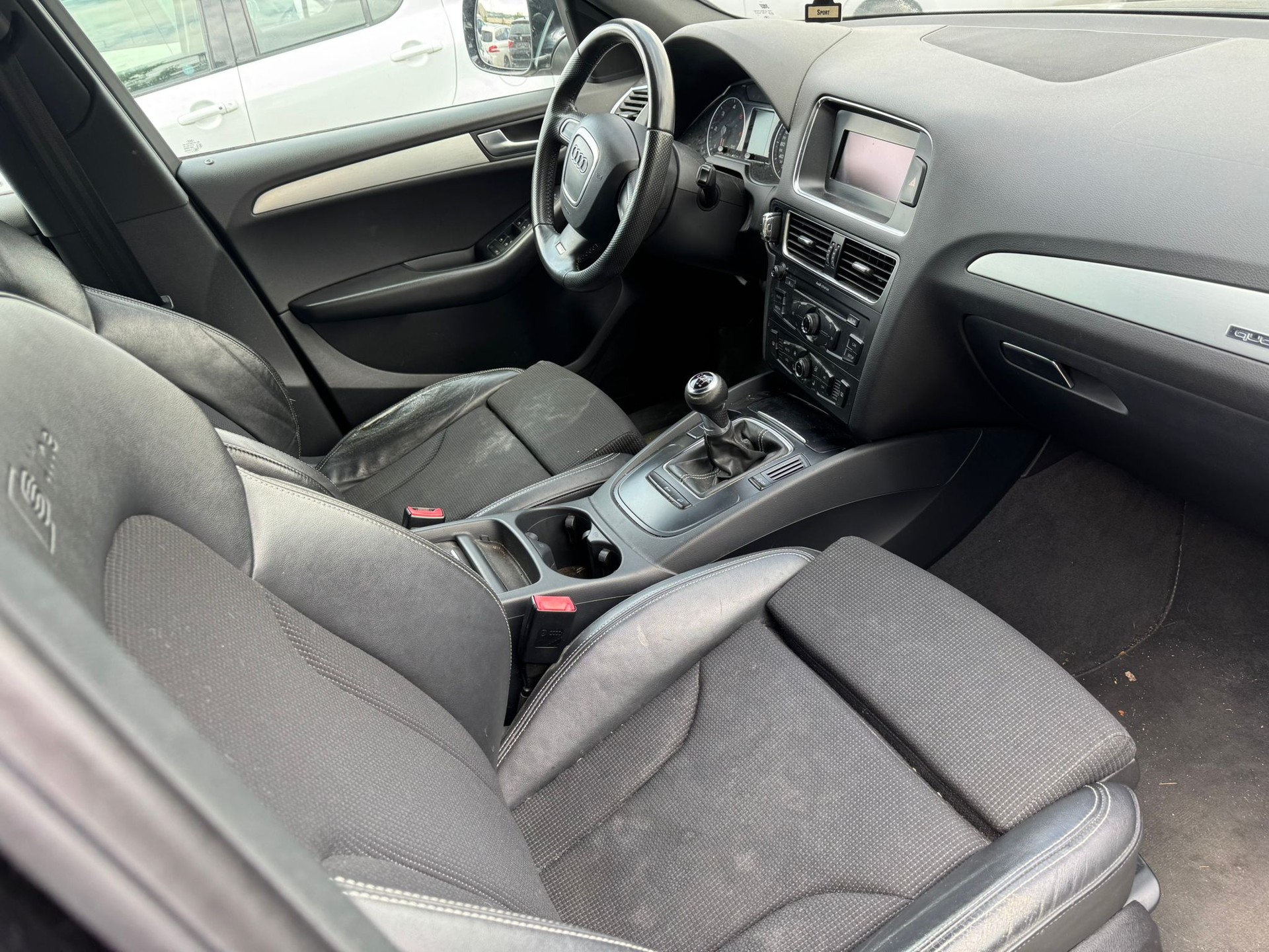 AUDI Q5 2.0 TDI quattro S Line-image-8